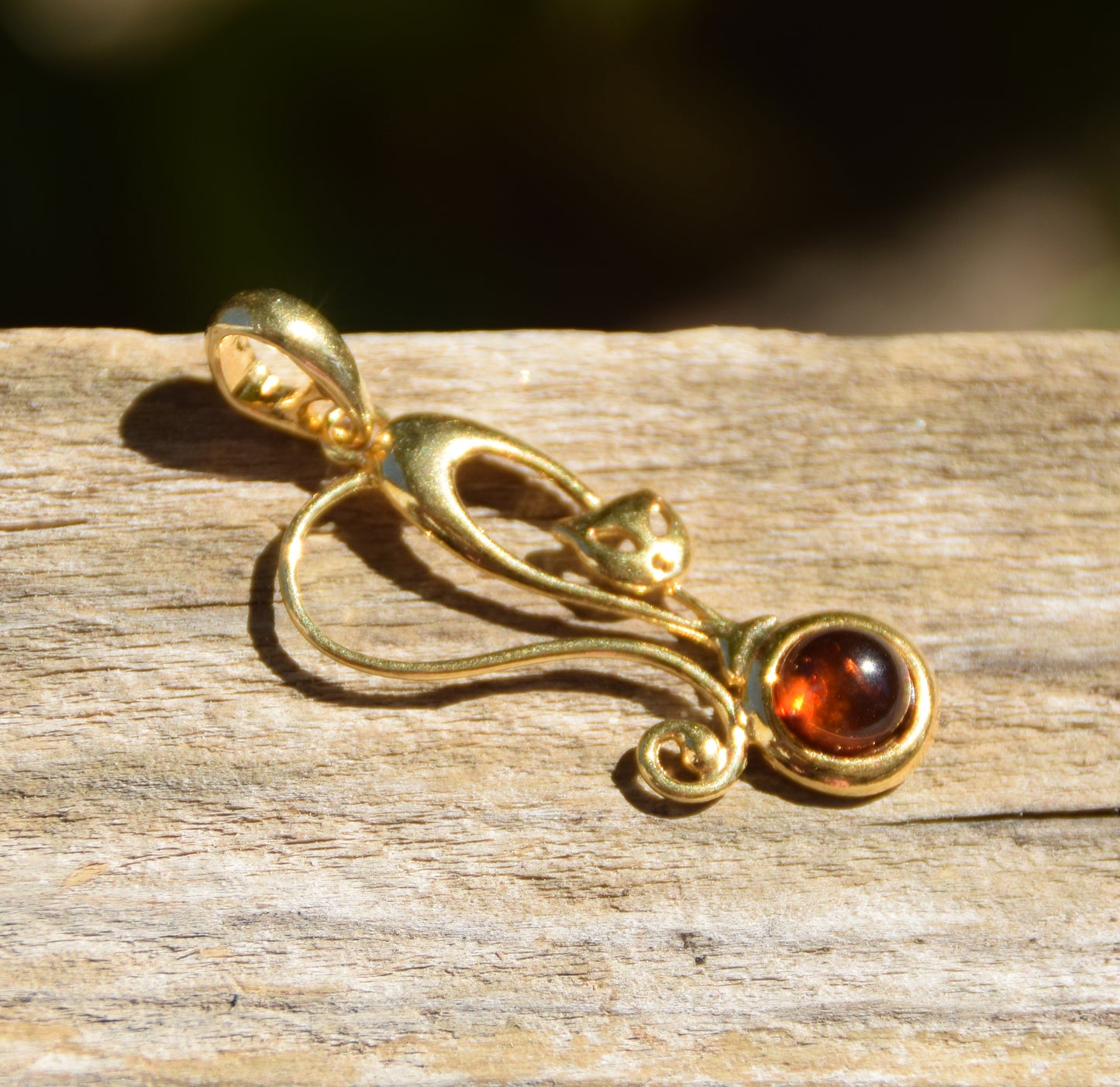 Ciondolo con gatto in Ambra naturale color cognac e Argento 925 placcato in Oro 18k, MJ Baltica, BZW058