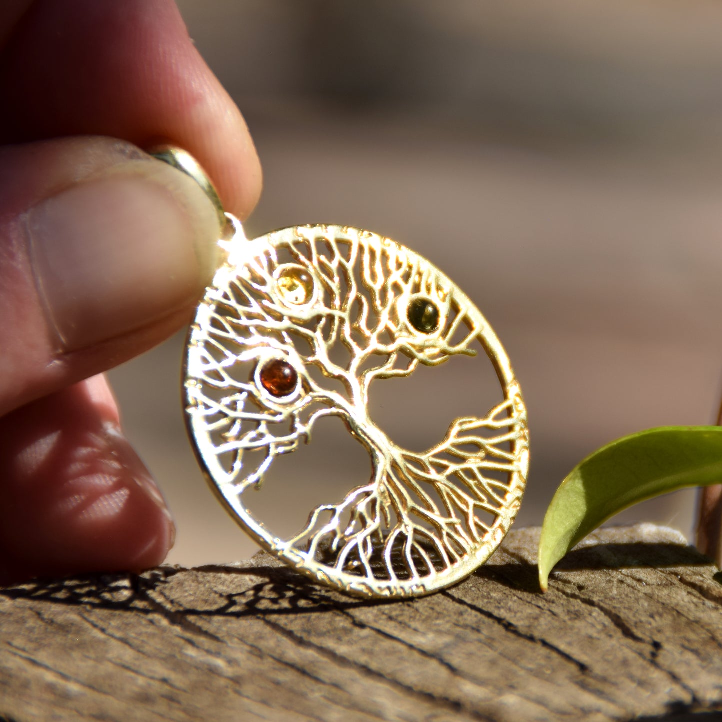 Ciondolo con albero della vita in Ambra naturale di varie tonalità e Argento 925 placcato in Oro 18k, MJ Baltica, BZW059