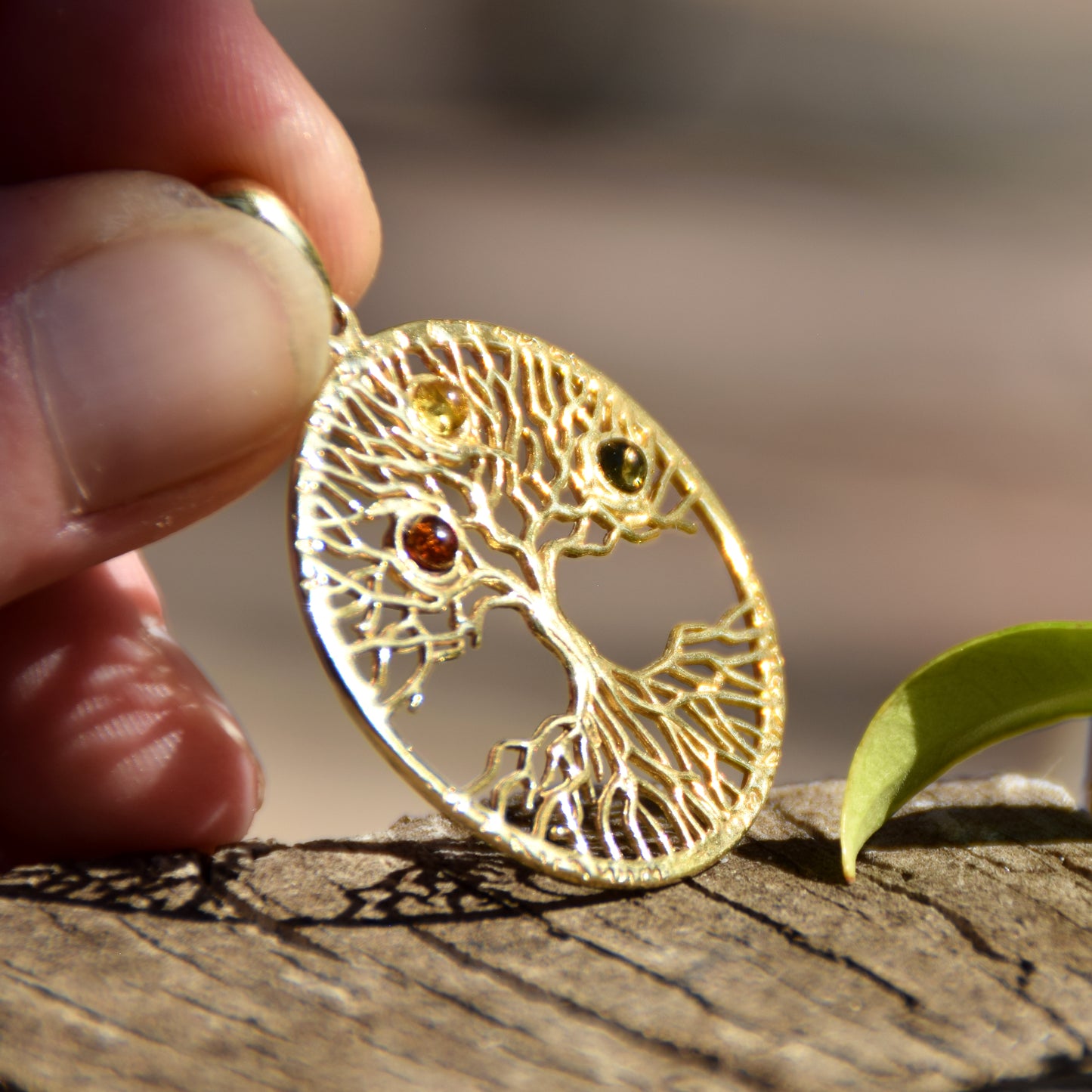 Ciondolo con albero della vita in Ambra naturale di varie tonalità e Argento 925 placcato in Oro 18k, MJ Baltica, BZW059