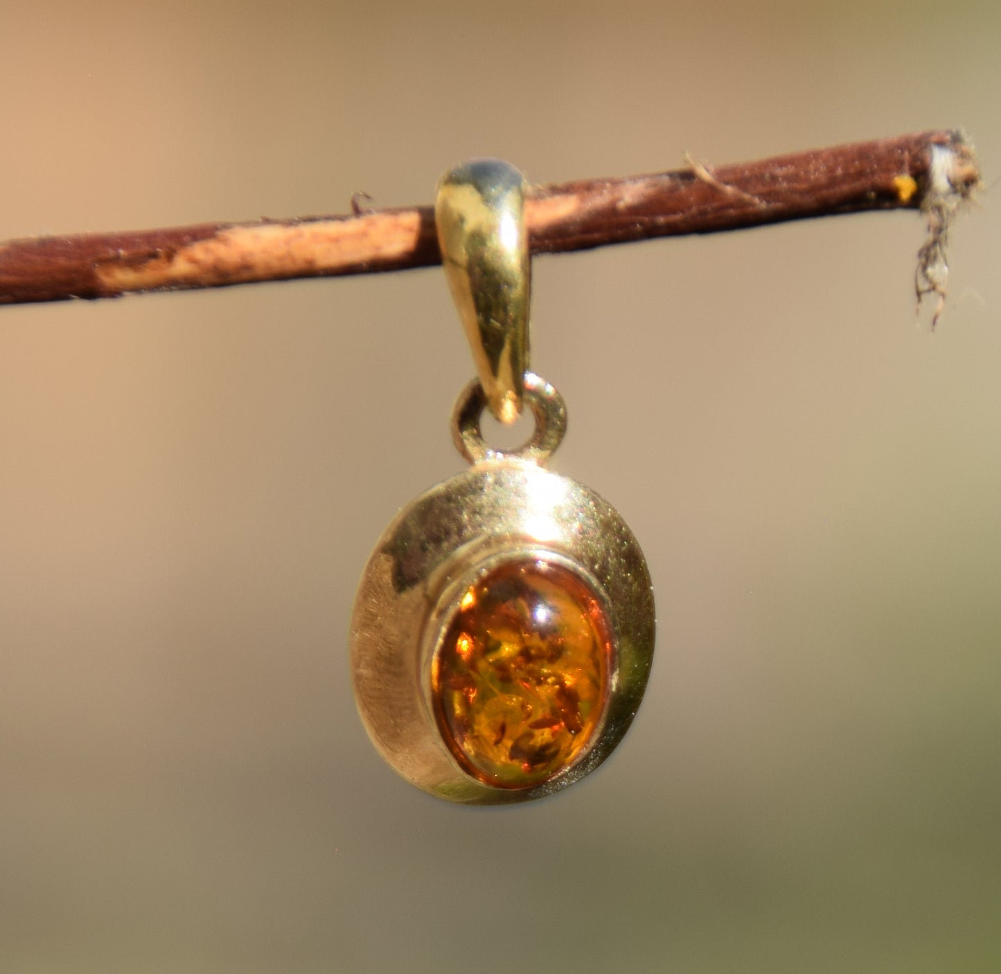 Delicato ciondolo ovale con Ambra naturale color cognac e Argento 925 placcato in Oro 18k, MJ Baltica, BZW061