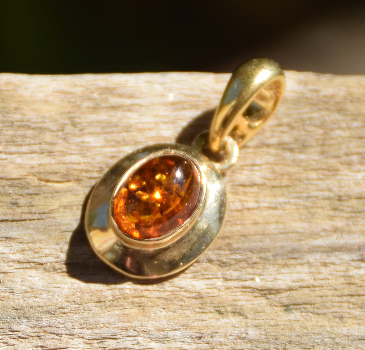 Delicato ciondolo ovale con Ambra naturale color cognac e Argento 925 placcato in Oro 18k, MJ Baltica, BZW061
