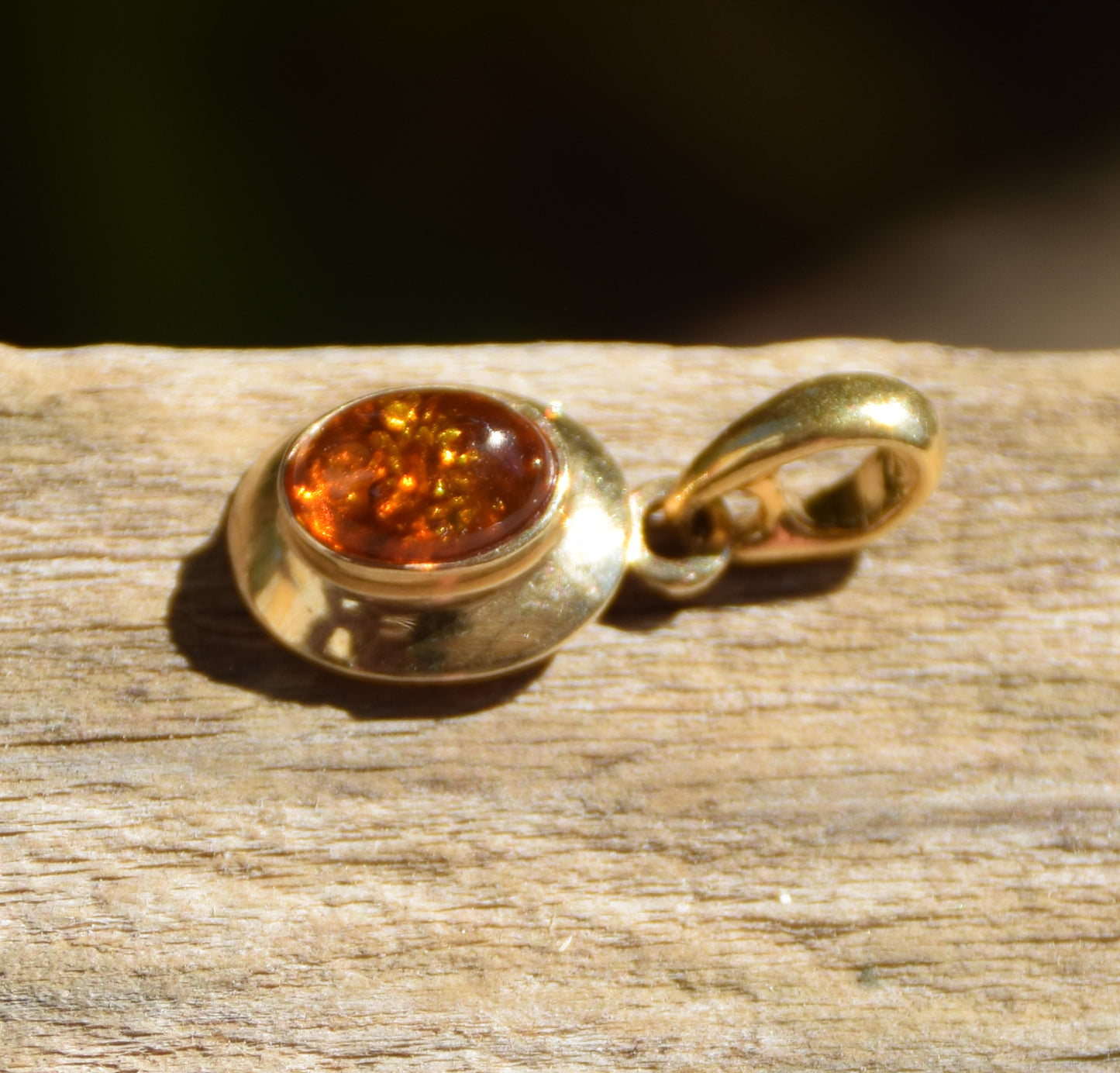 Delicato ciondolo ovale con Ambra naturale color cognac e Argento 925 placcato in Oro 18k, MJ Baltica, BZW061