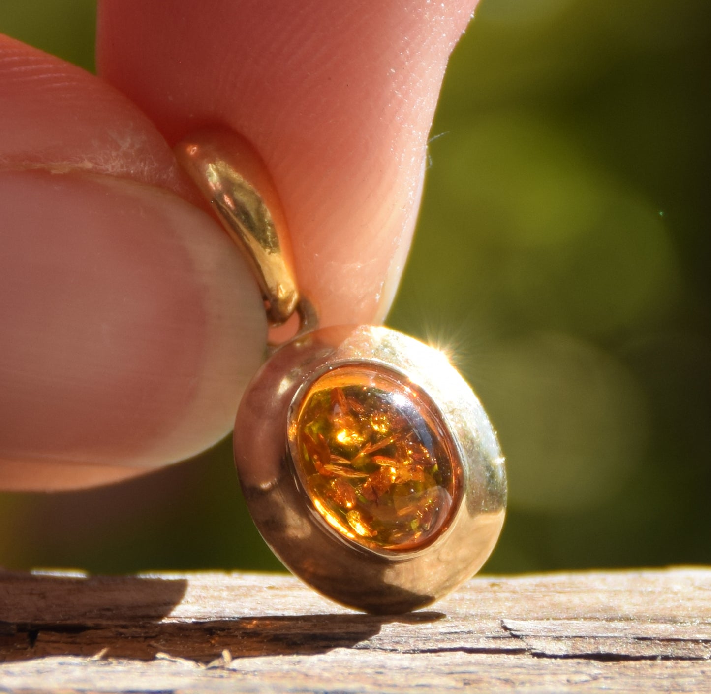 Delicato ciondolo ovale con Ambra naturale color cognac e Argento 925 placcato in Oro 18k, MJ Baltica, BZW061