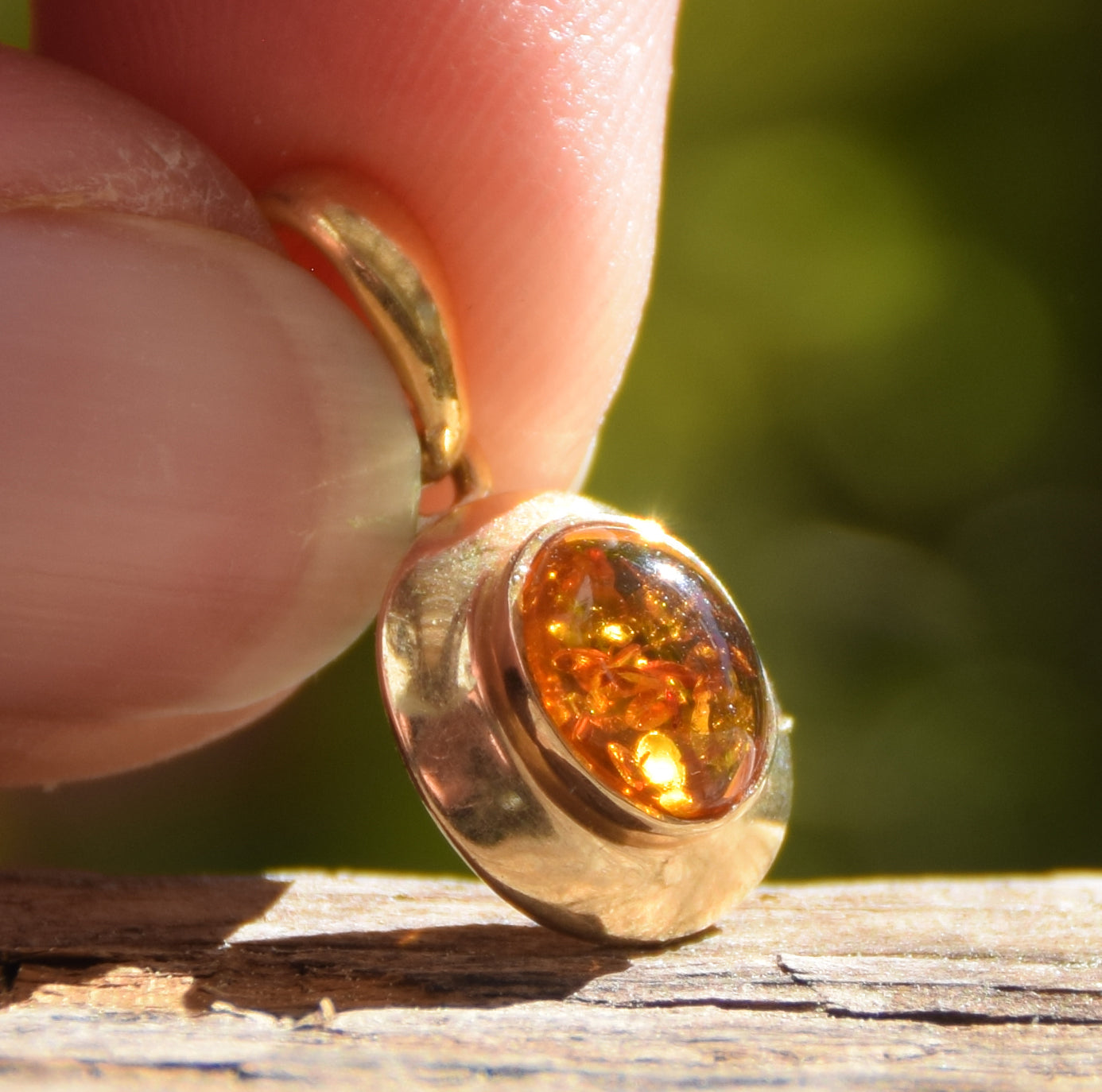 Delicato ciondolo ovale con Ambra naturale color cognac e Argento 925 placcato in Oro 18k, MJ Baltica, BZW061