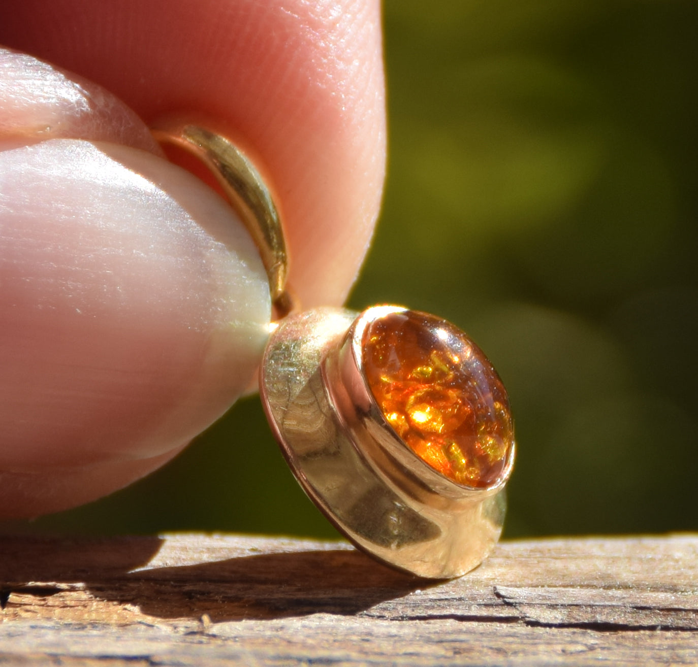 Delicato ciondolo ovale con Ambra naturale color cognac e Argento 925 placcato in Oro 18k, MJ Baltica, BZW061