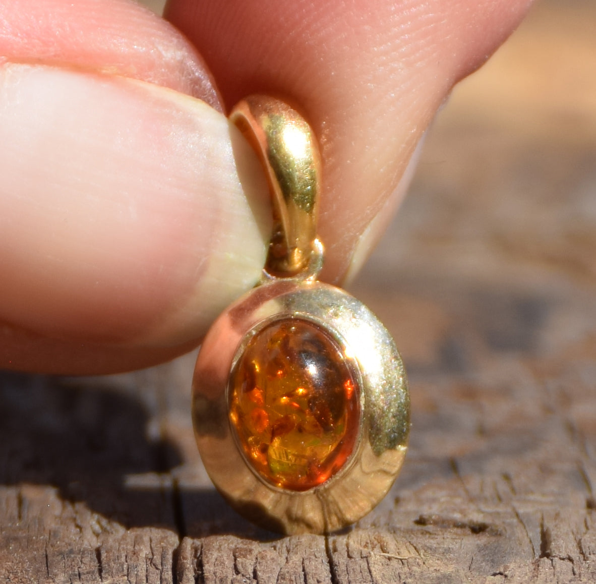 Delicato ciondolo ovale con Ambra naturale color cognac e Argento 925 placcato in Oro 18k, MJ Baltica, BZW061