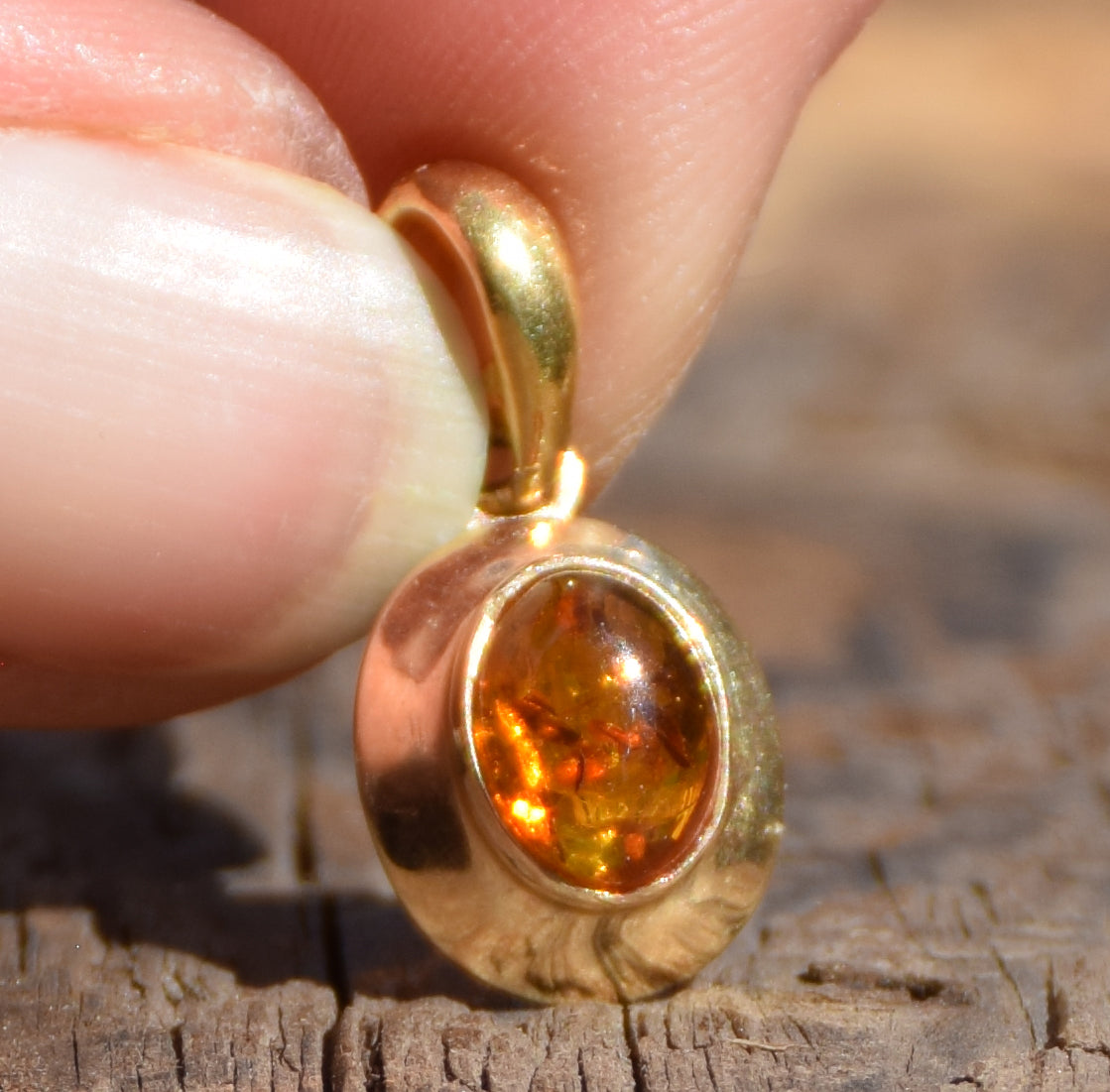 Delicato ciondolo ovale con Ambra naturale color cognac e Argento 925 placcato in Oro 18k, MJ Baltica, BZW061