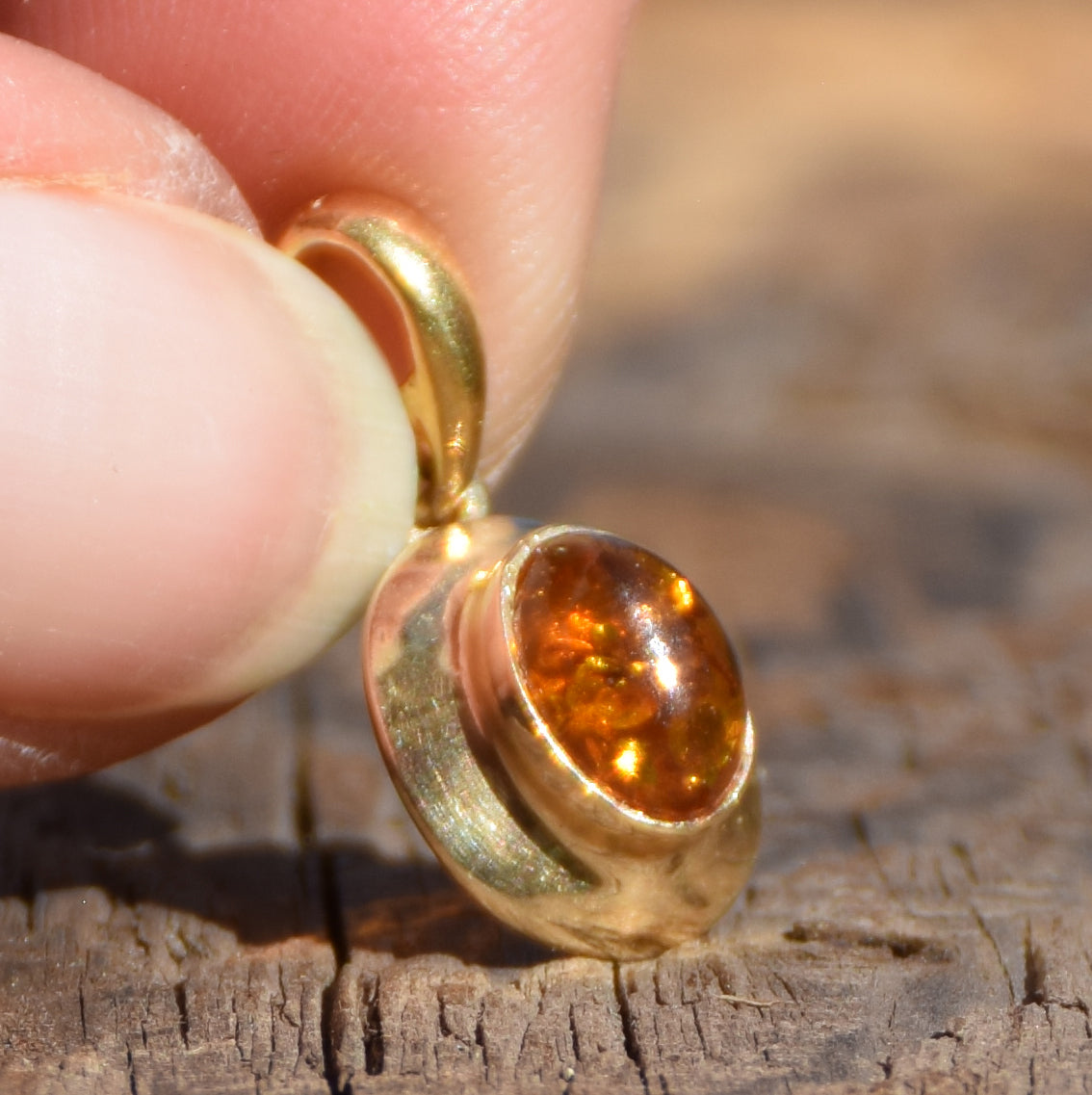 Delicato ciondolo ovale con Ambra naturale color cognac e Argento 925 placcato in Oro 18k, MJ Baltica, BZW061