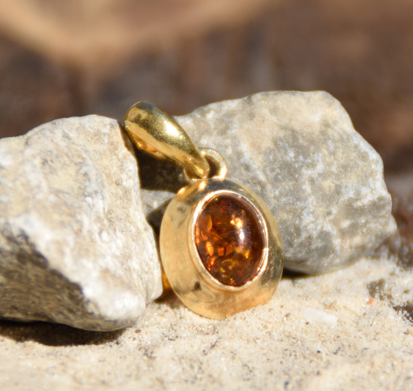 Delicato ciondolo ovale con Ambra naturale color cognac e Argento 925 placcato in Oro 18k, MJ Baltica, BZW061