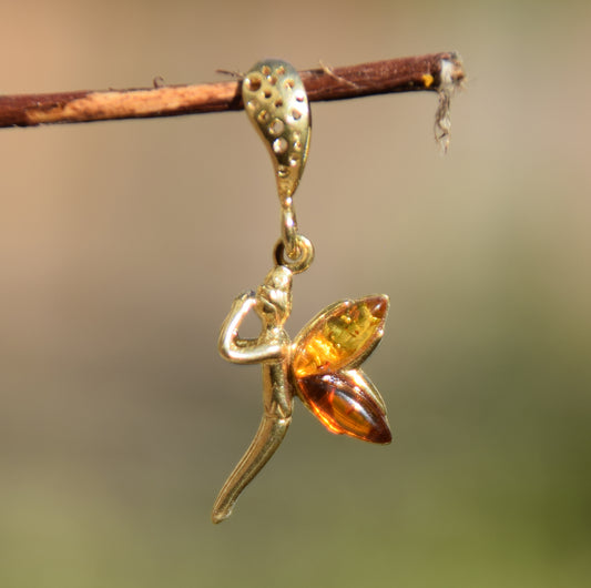 Delicato ciondolo con la fatina in Ambra naturale color cognac e Argento 925 placcato in Oro 18k, MJ Baltica, BZW063