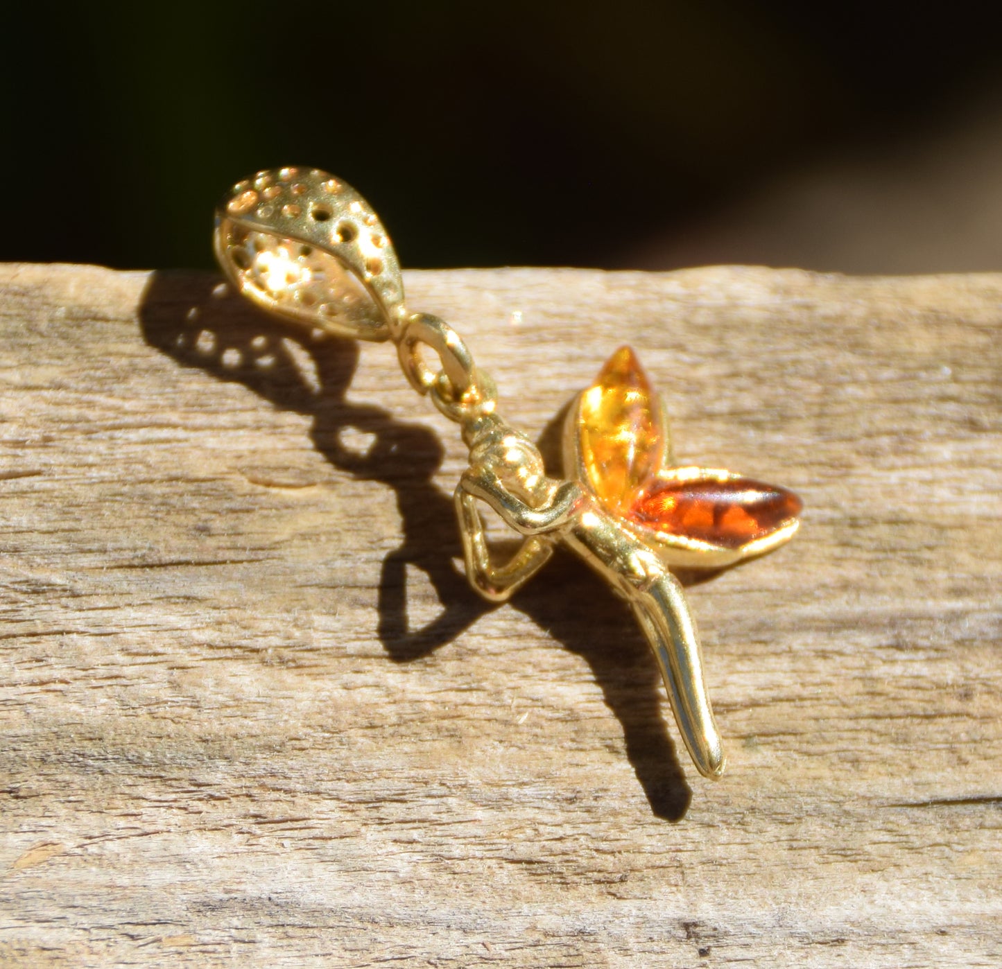 Delicato ciondolo con la fatina in Ambra naturale color cognac e Argento 925 placcato in Oro 18k, MJ Baltica, BZW063
