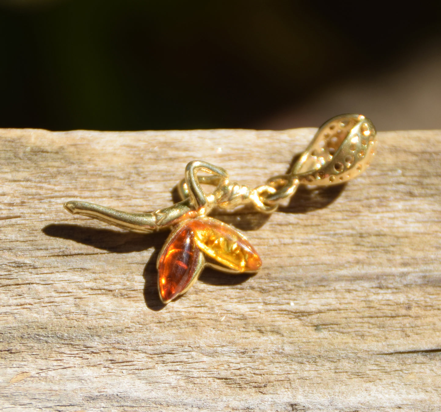 Delicato ciondolo con la fatina in Ambra naturale color cognac e Argento 925 placcato in Oro 18k, MJ Baltica, BZW063