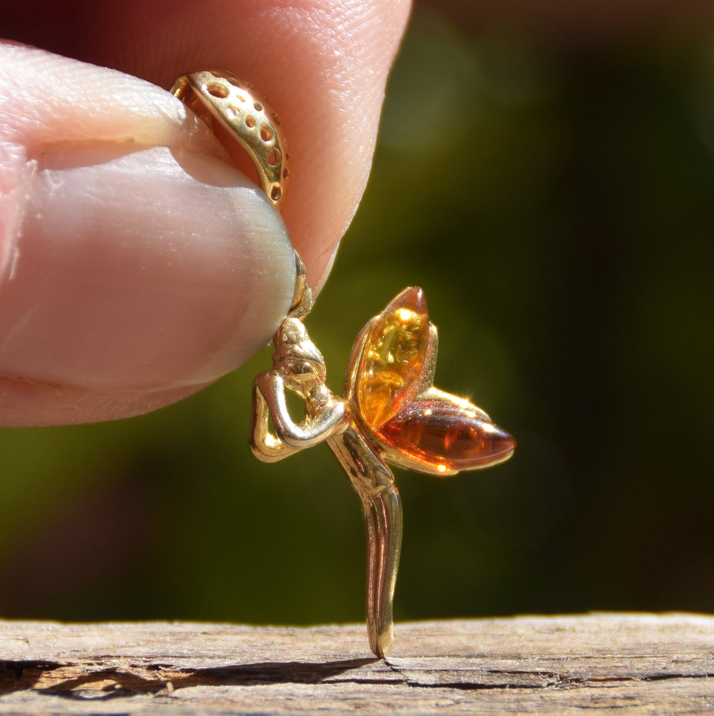 Delicato ciondolo con la fatina in Ambra naturale color cognac e Argento 925 placcato in Oro 18k, MJ Baltica, BZW063