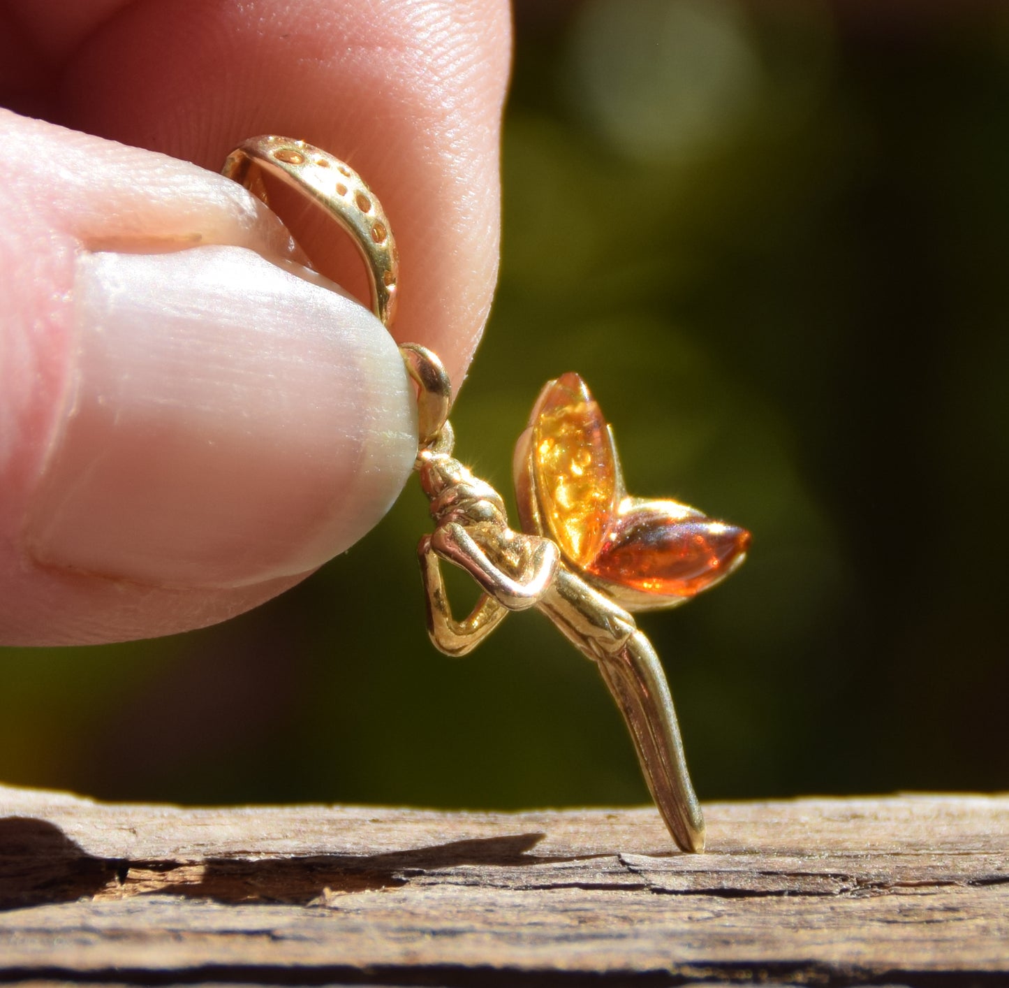 Delicato ciondolo con la fatina in Ambra naturale color cognac e Argento 925 placcato in Oro 18k, MJ Baltica, BZW063