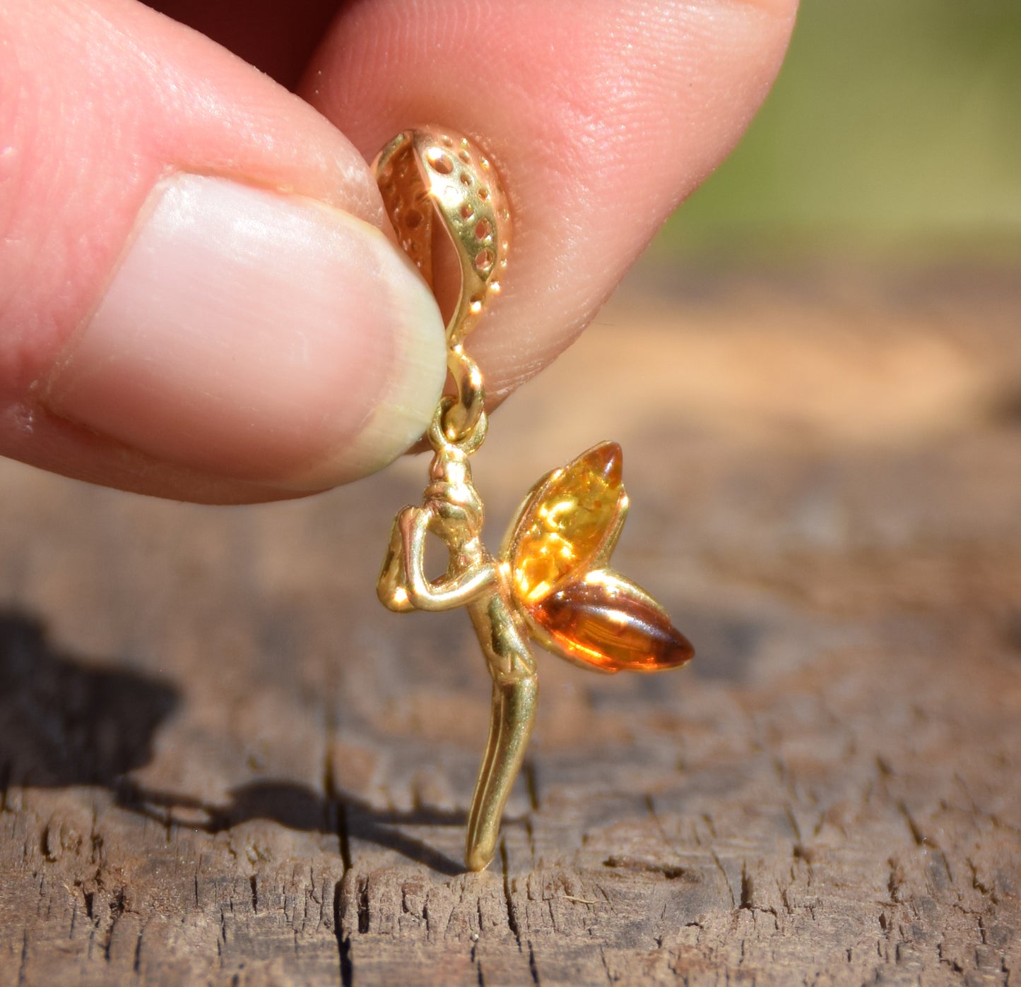 Delicato ciondolo con la fatina in Ambra naturale color cognac e Argento 925 placcato in Oro 18k, MJ Baltica, BZW063