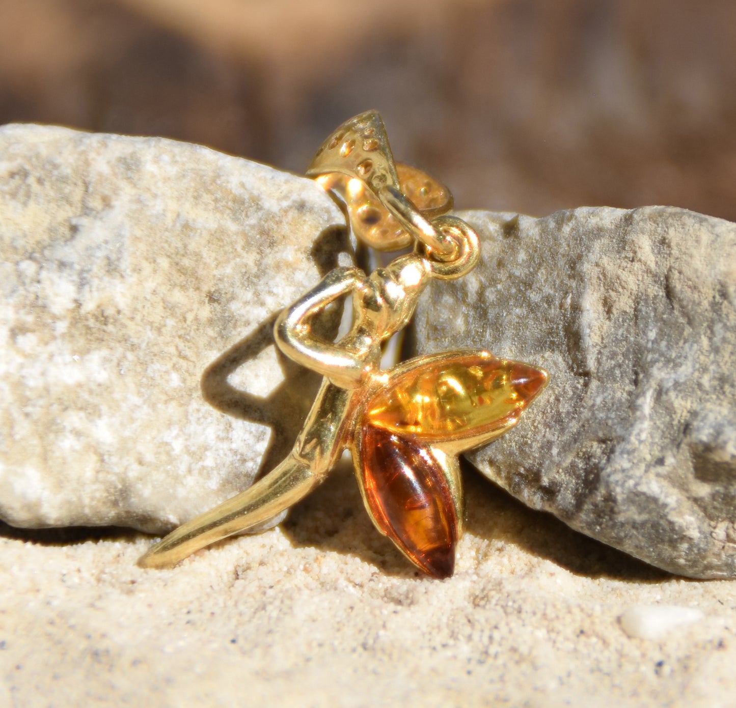 Delicato ciondolo con la fatina in Ambra naturale color cognac e Argento 925 placcato in Oro 18k, MJ Baltica, BZW063