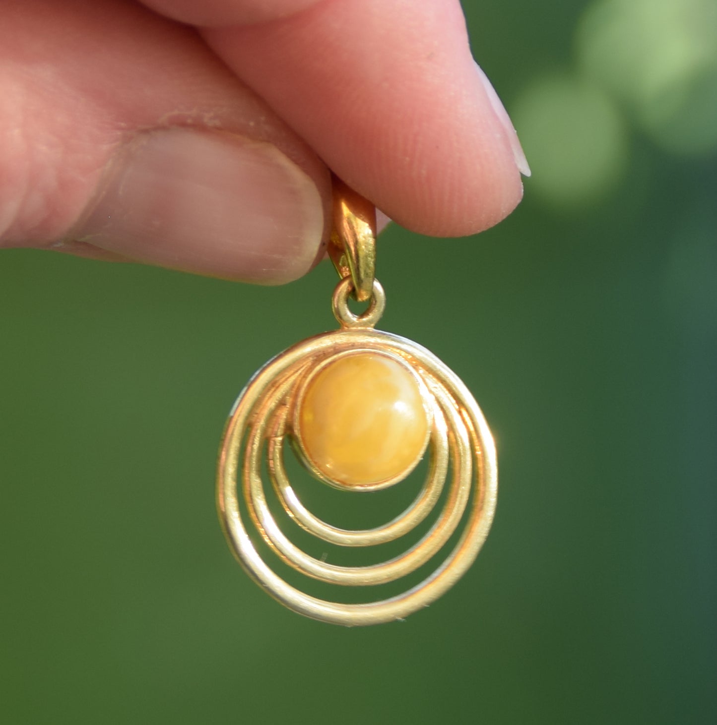 Round pendant with natural imperial Amber and 18k Gold plated, MJ Baltica, BZW067