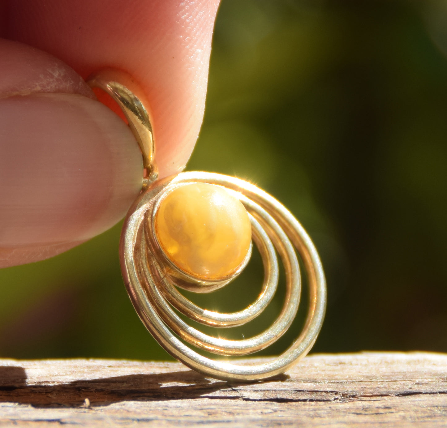 Round pendant with natural imperial Amber and 18k Gold plated, MJ Baltica, BZW067