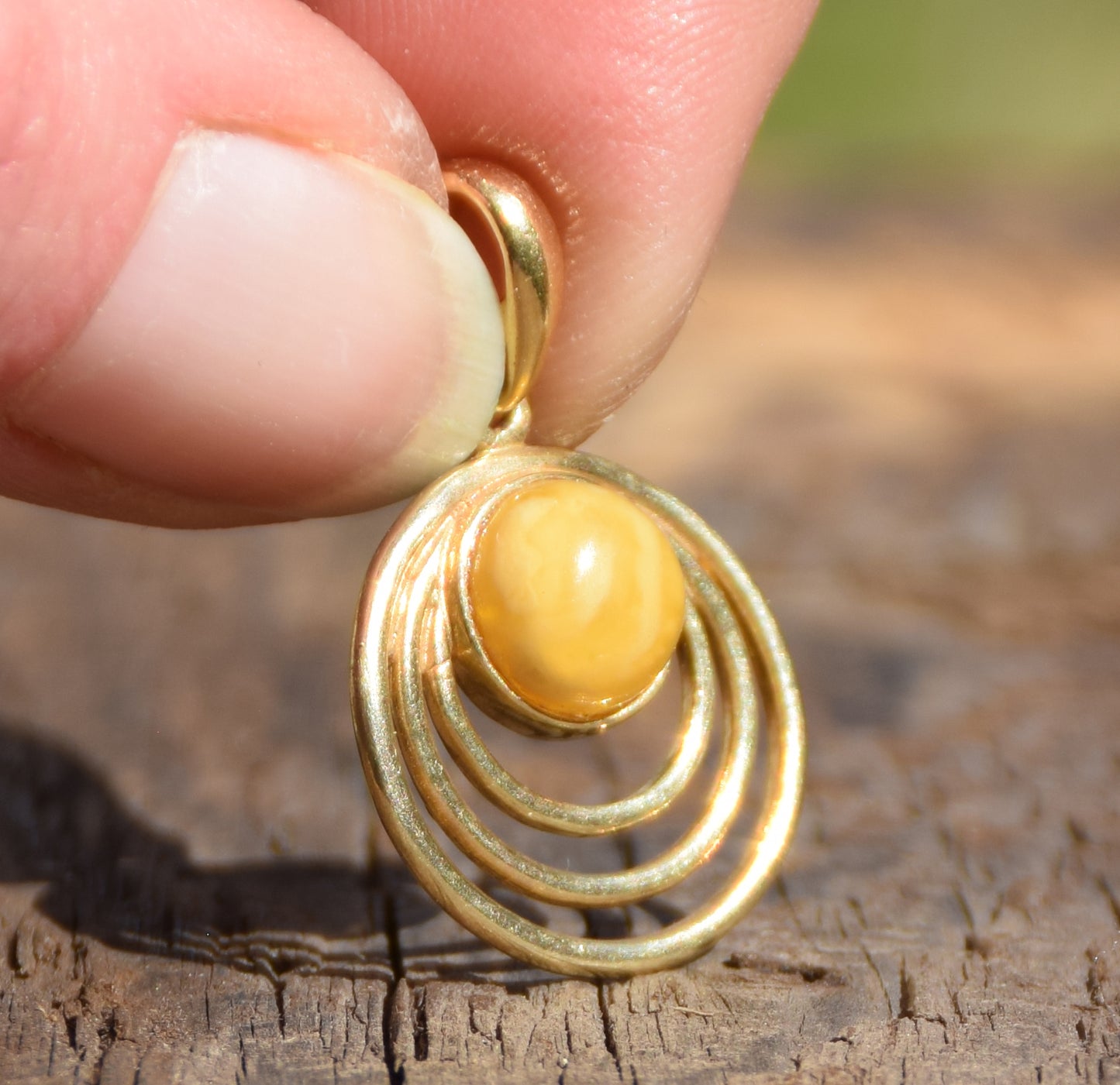 Round pendant with natural imperial Amber and 18k Gold plated, MJ Baltica, BZW067