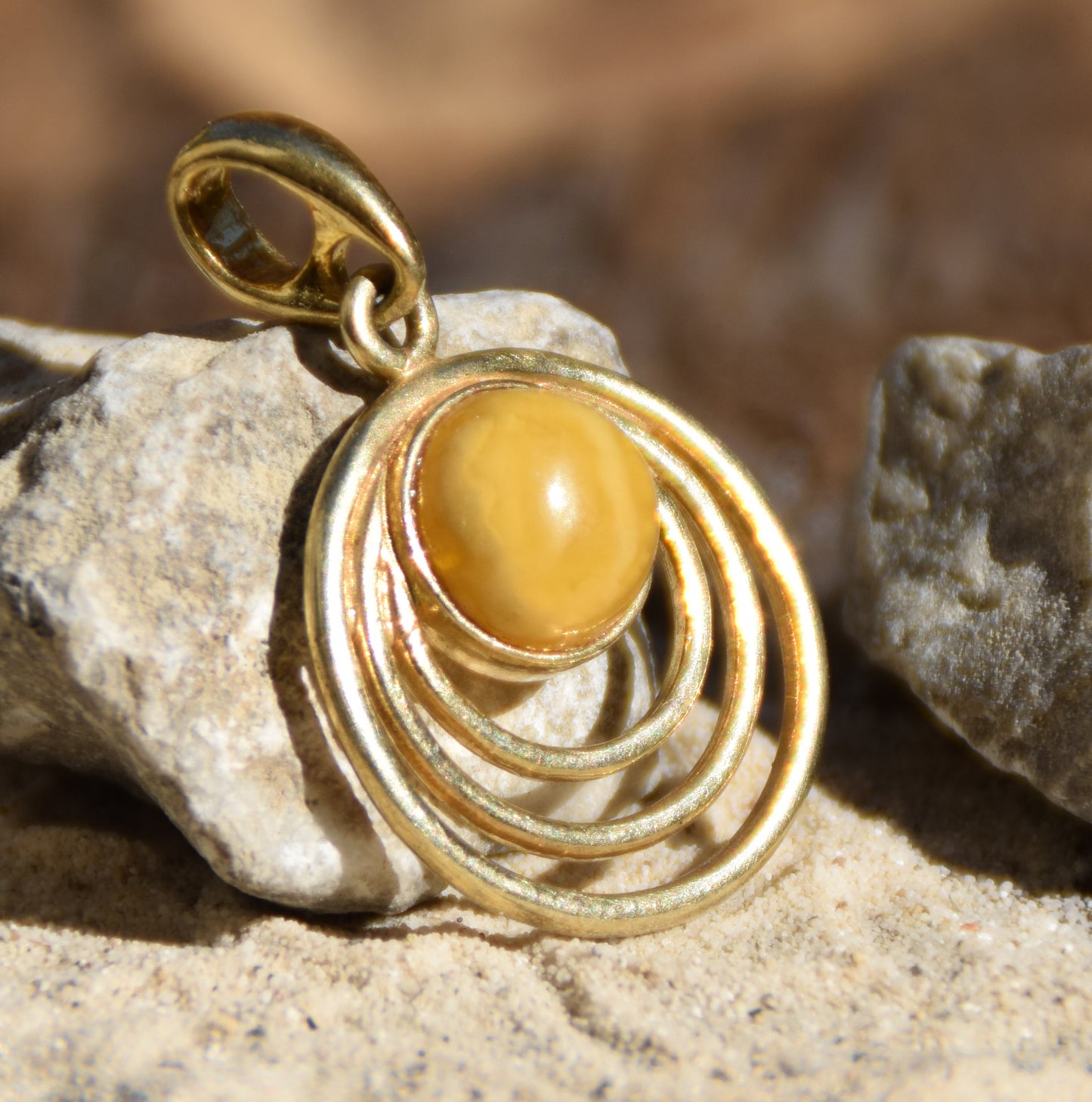 Round pendant with natural imperial Amber and 18k Gold plated, MJ Baltica, BZW067