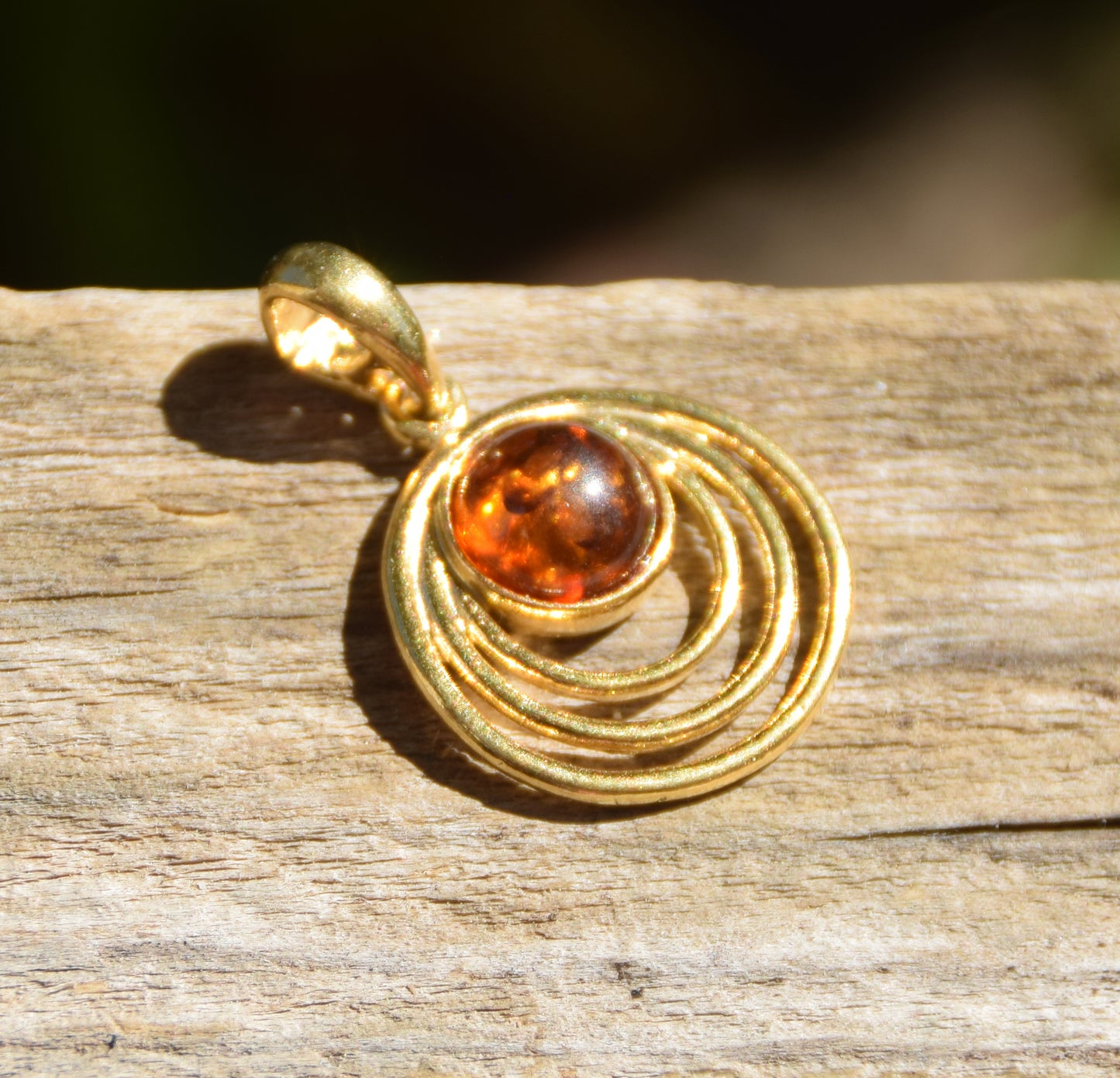Round pendant with natural cognac Amber and 18k Gold-plated 925 Sterling Silver, MJ Baltica, BZW068