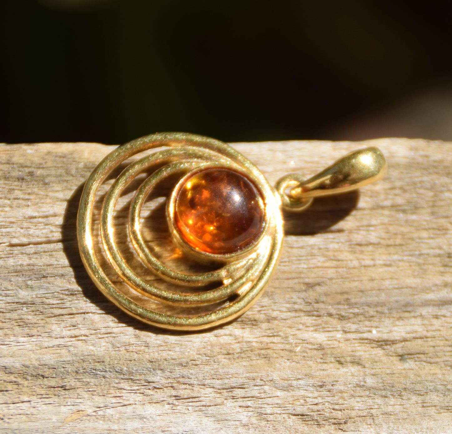 Round pendant with natural cognac Amber and 18k Gold-plated 925 Sterling Silver, MJ Baltica, BZW068
