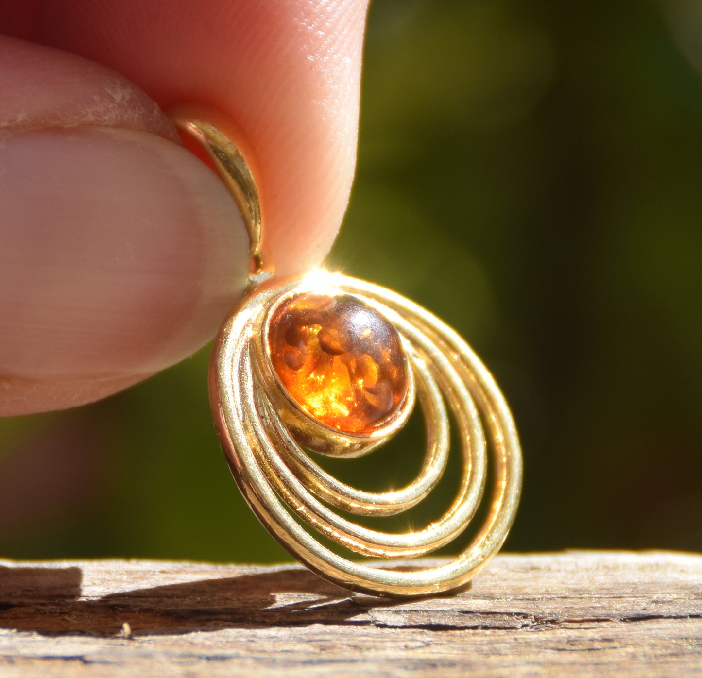 Round pendant with natural cognac Amber and 18k Gold-plated 925 Sterling Silver, MJ Baltica, BZW068