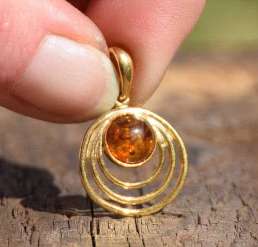 Round pendant with natural cognac Amber and 18k Gold-plated 925 Sterling Silver, MJ Baltica, BZW068