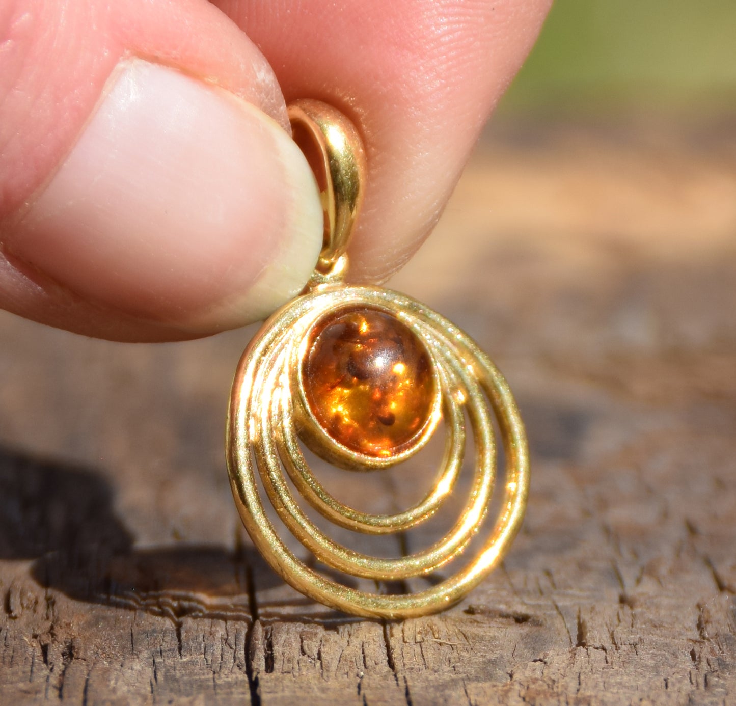 Round pendant with natural cognac Amber and 18k Gold-plated 925 Sterling Silver, MJ Baltica, BZW068