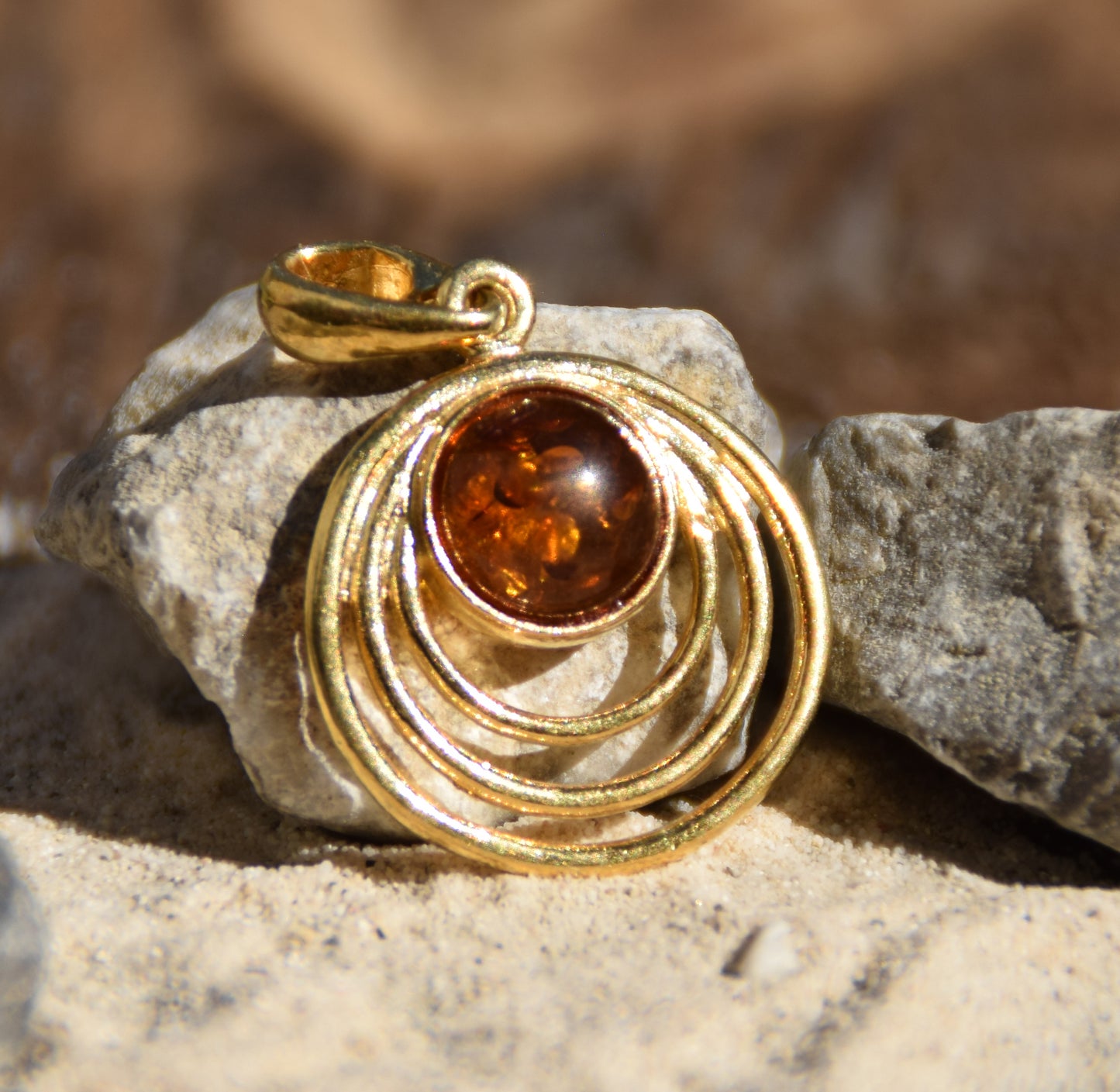 Round pendant with natural cognac Amber and 18k Gold-plated 925 Sterling Silver, MJ Baltica, BZW068