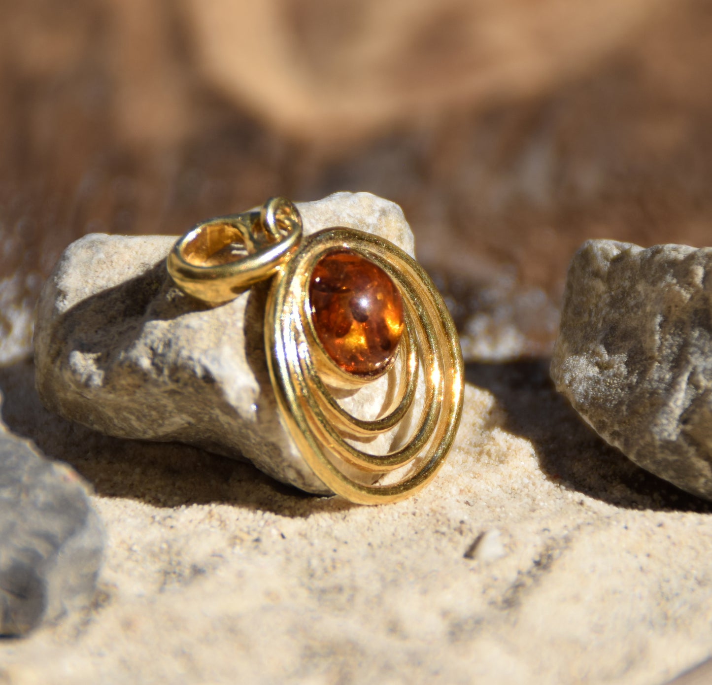 Round pendant with natural cognac Amber and 18k Gold-plated 925 Sterling Silver, MJ Baltica, BZW068