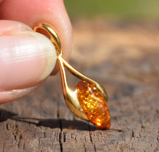 Luminous teardrop pendant in natural cognac-colored Amber and 18k Gold-plated 925 Sterling Silver, MJ Baltica, BZW071