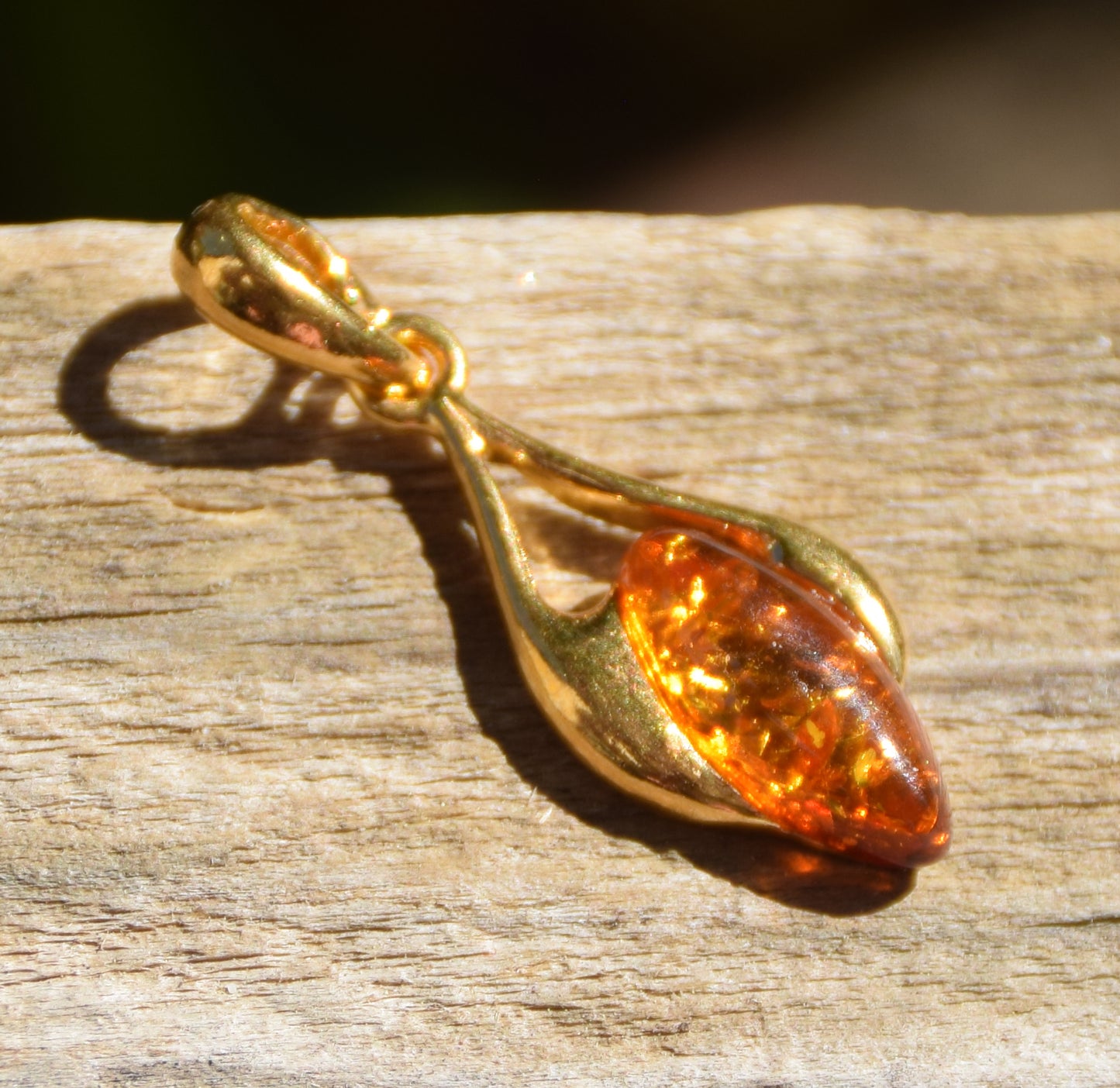 Luminous teardrop pendant in natural cognac-colored Amber and 18k Gold-plated 925 Sterling Silver, MJ Baltica, BZW071