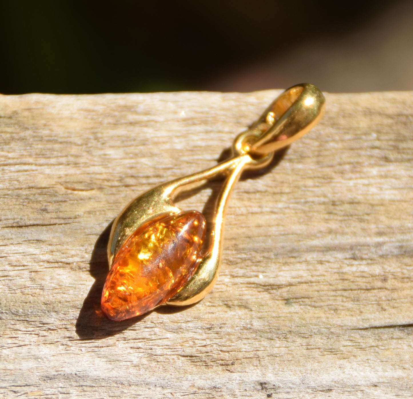 Luminous teardrop pendant in natural cognac-colored Amber and 18k Gold-plated 925 Sterling Silver, MJ Baltica, BZW071