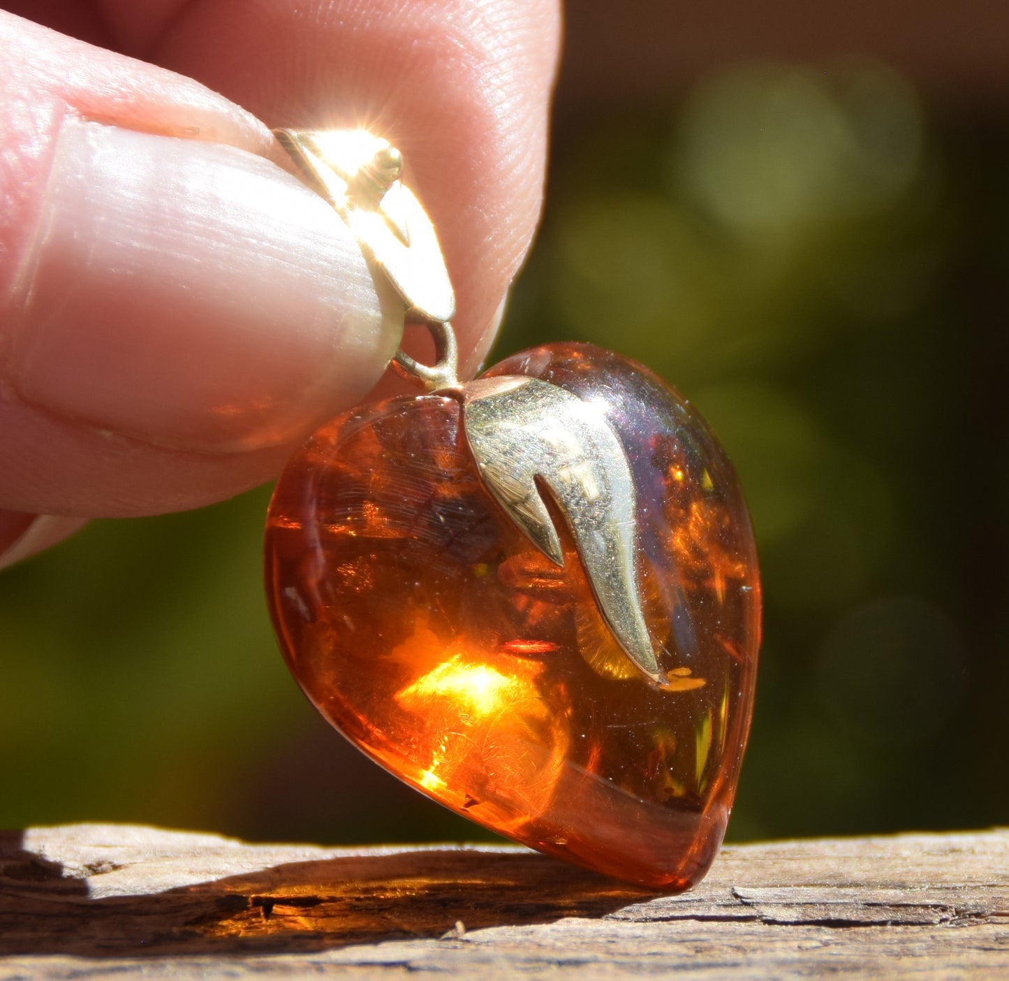 Grande ciondolo a cuore di Ambra naturale color cognac con Argento placcato in Oro 18k, MJ Baltica, BZW072