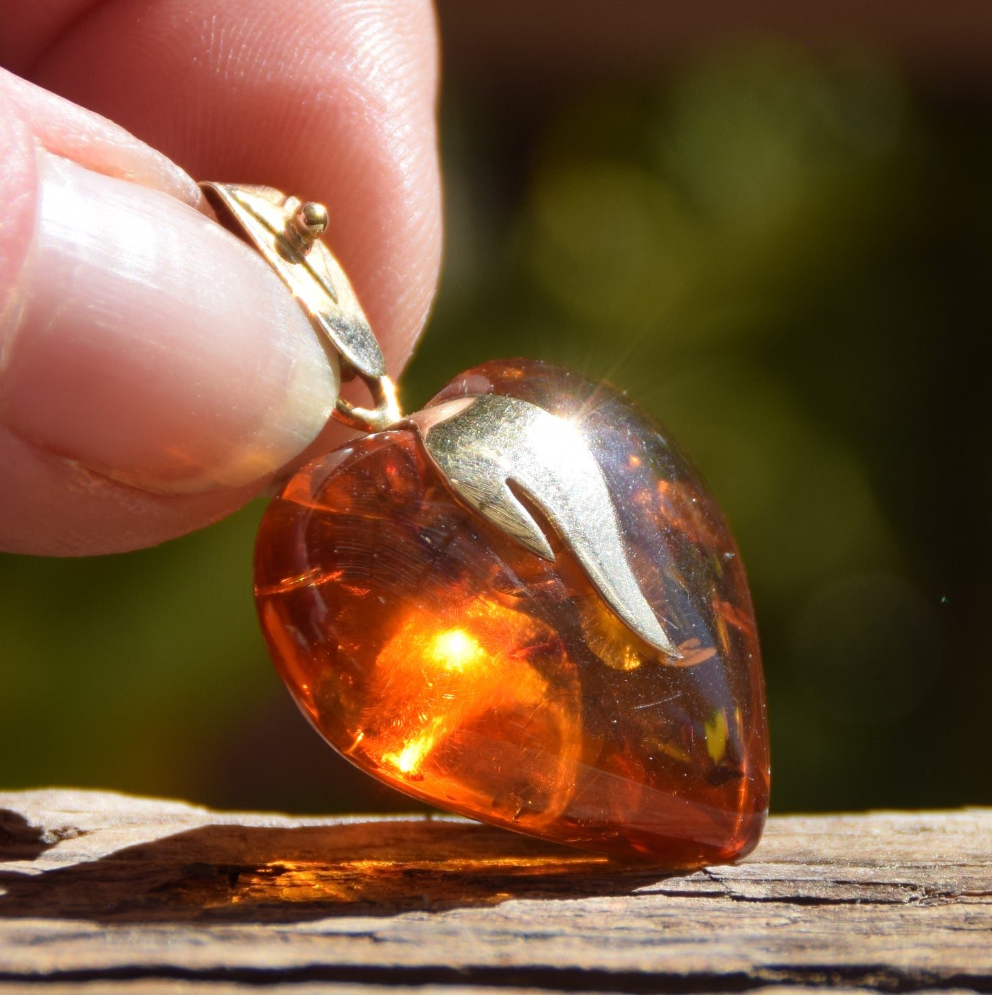 Grande ciondolo a cuore di Ambra naturale color cognac con Argento placcato in Oro 18k, MJ Baltica, BZW072
