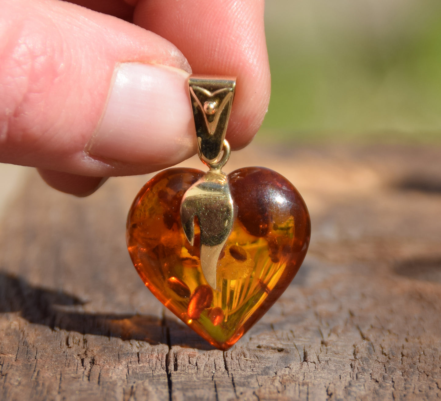 Grande ciondolo a cuore di Ambra naturale color cognac con Argento placcato in Oro 18k, MJ Baltica, BZW072