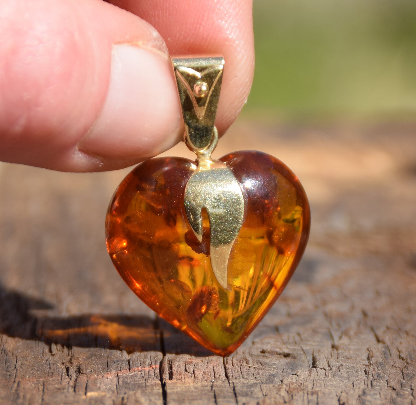 Grande ciondolo a cuore di Ambra naturale color cognac con Argento placcato in Oro 18k, MJ Baltica, BZW072