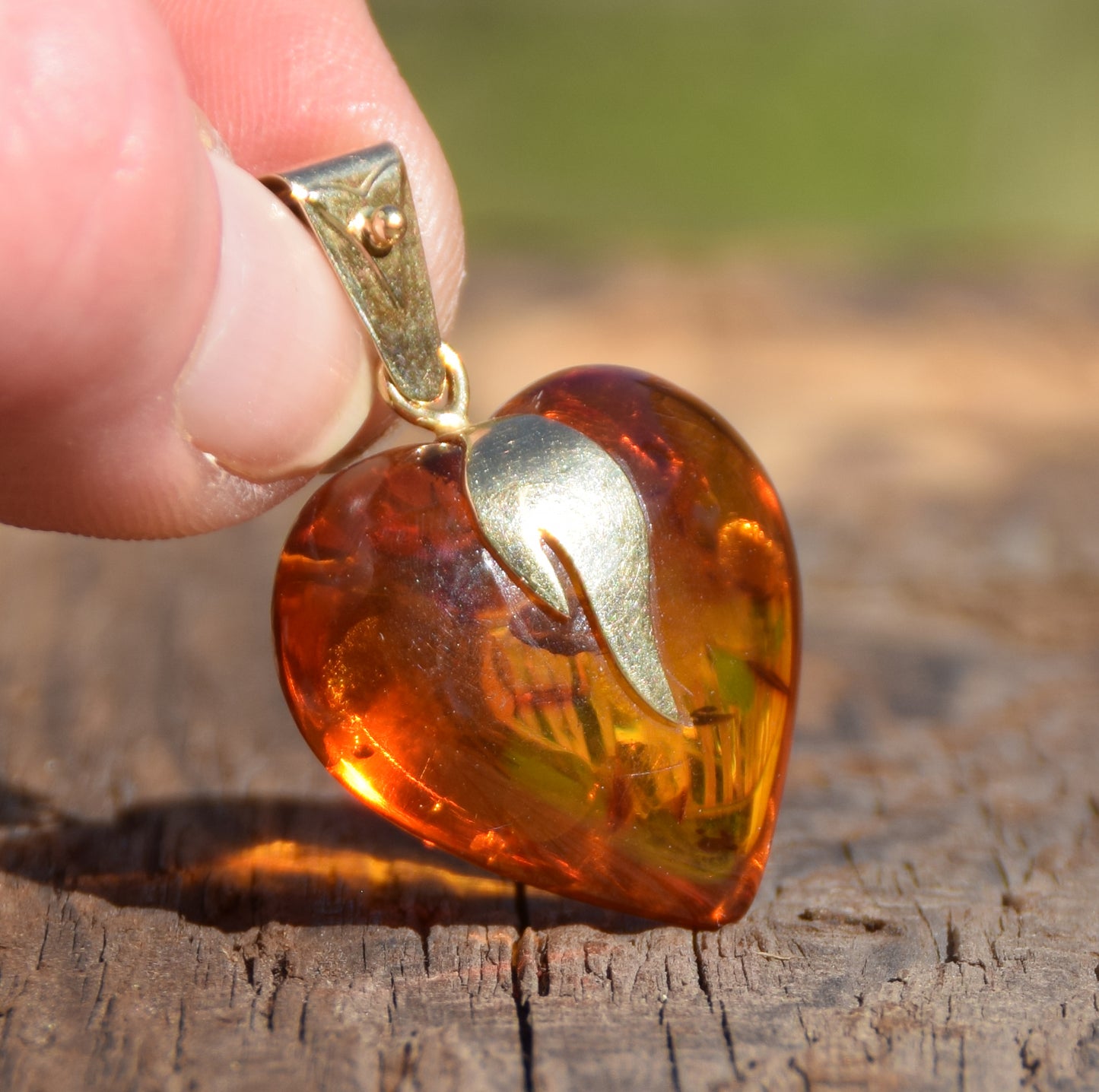 Grande ciondolo a cuore di Ambra naturale color cognac con Argento placcato in Oro 18k, MJ Baltica, BZW072