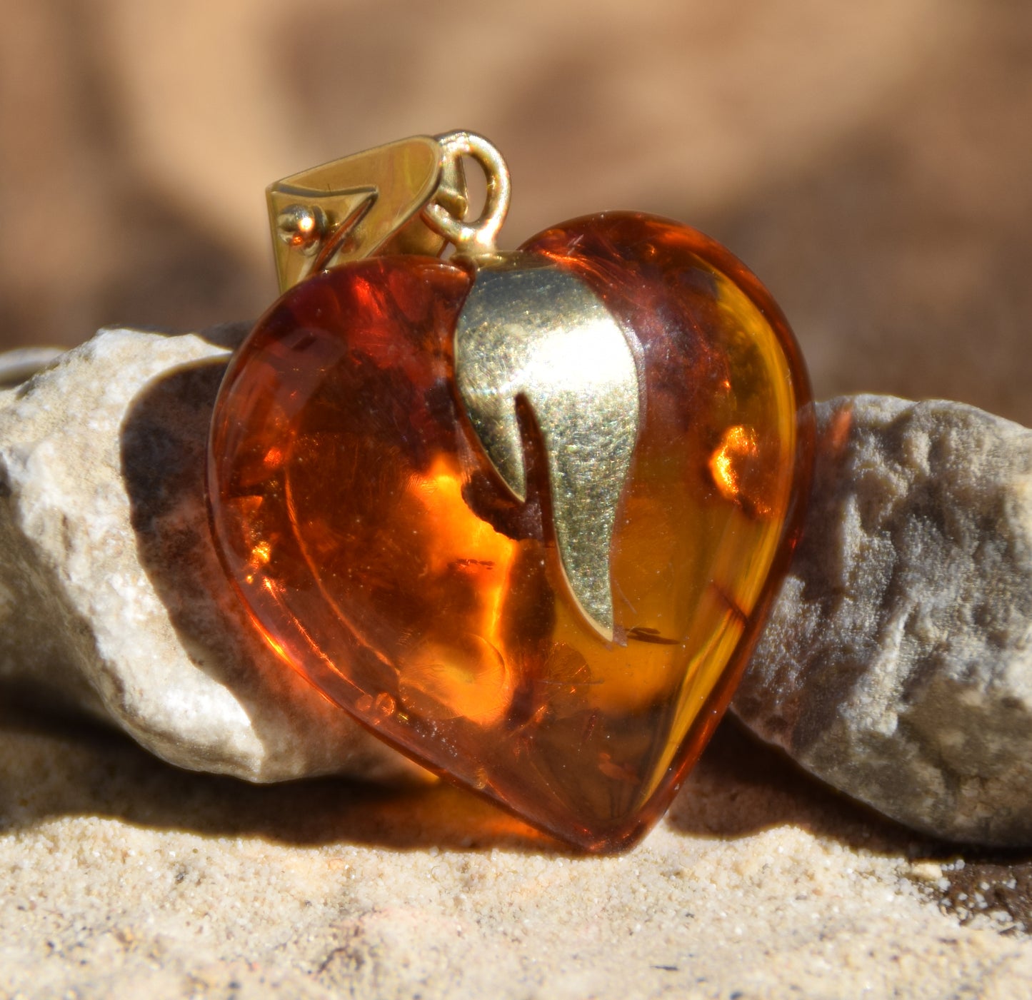Grande ciondolo a cuore di Ambra naturale color cognac con Argento placcato in Oro 18k, MJ Baltica, BZW072