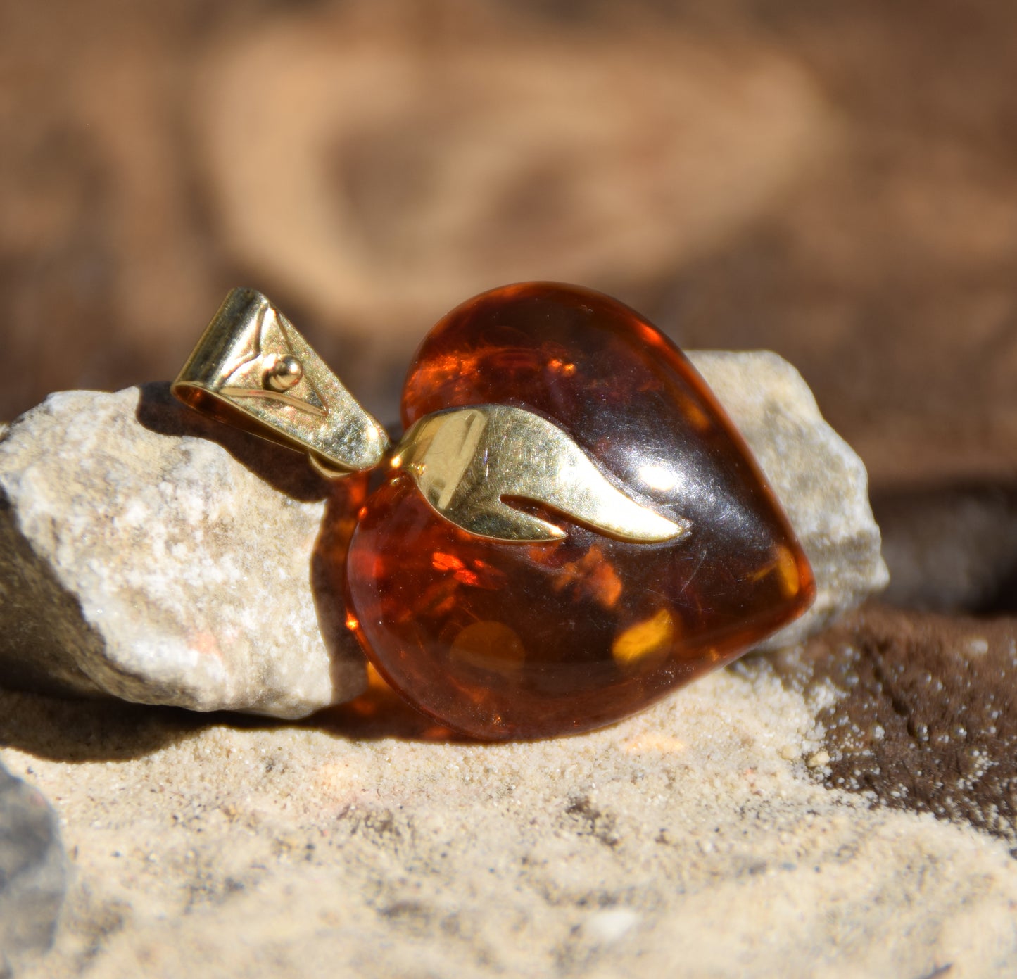 Grande ciondolo a cuore di Ambra naturale color cognac con Argento placcato in Oro 18k, MJ Baltica, BZW072