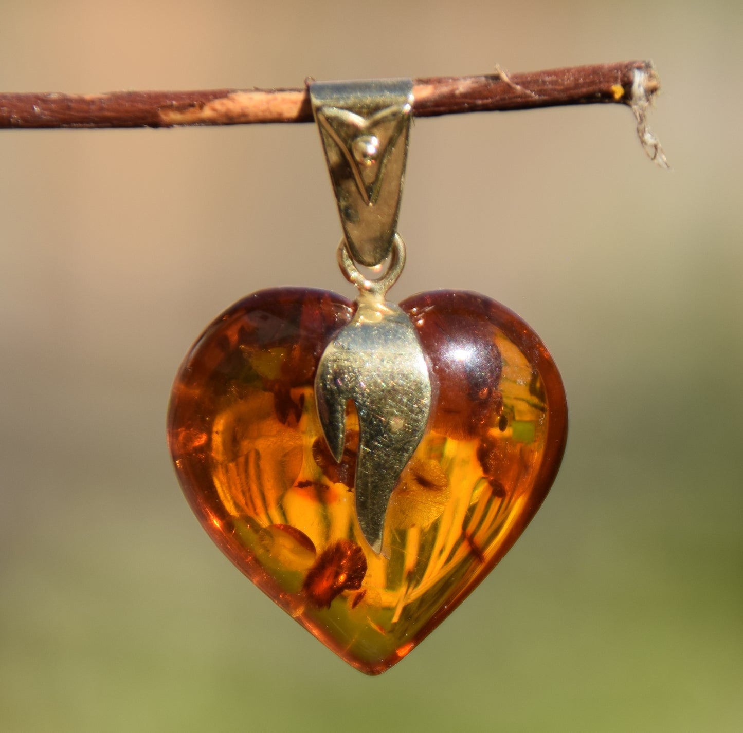 Grande ciondolo a cuore di Ambra naturale color cognac con Argento placcato in Oro 18k, MJ Baltica, BZW072