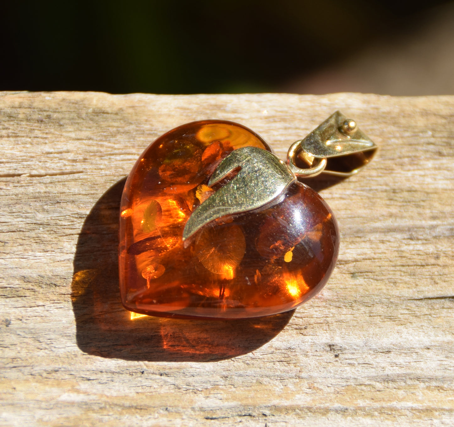 Grande ciondolo a cuore di Ambra naturale color cognac con Argento placcato in Oro 18k, MJ Baltica, BZW072