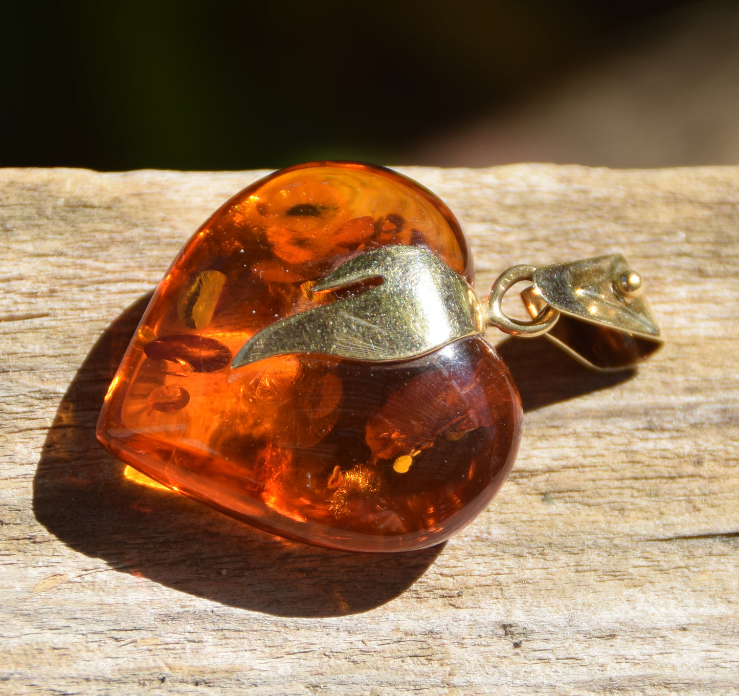 Grande ciondolo a cuore di Ambra naturale color cognac con Argento placcato in Oro 18k, MJ Baltica, BZW072