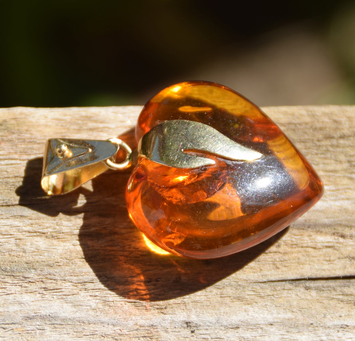 Large heart pendant with flame in cognac-colored natural Amber and 18k Gold-plated Silver, MJ Baltica, BZW075
