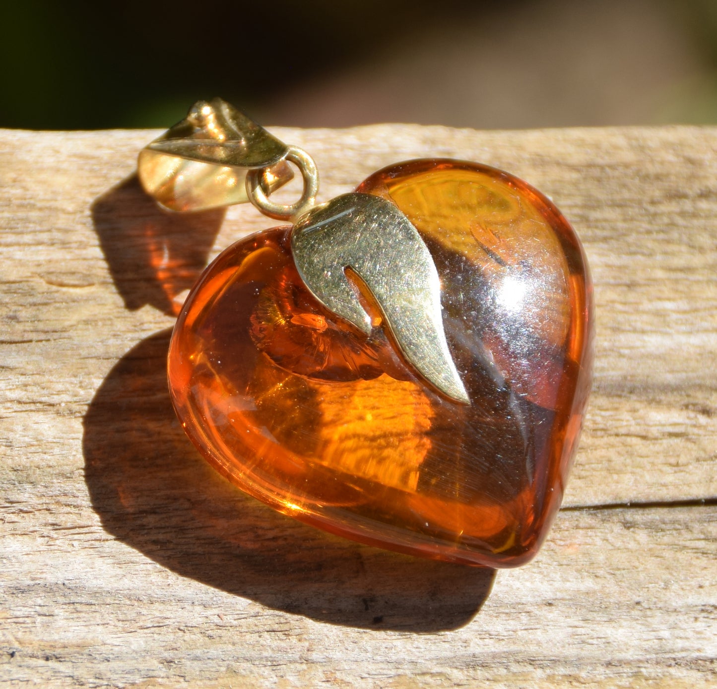 Large heart pendant with flame in cognac-colored natural Amber and 18k Gold-plated Silver, MJ Baltica, BZW075