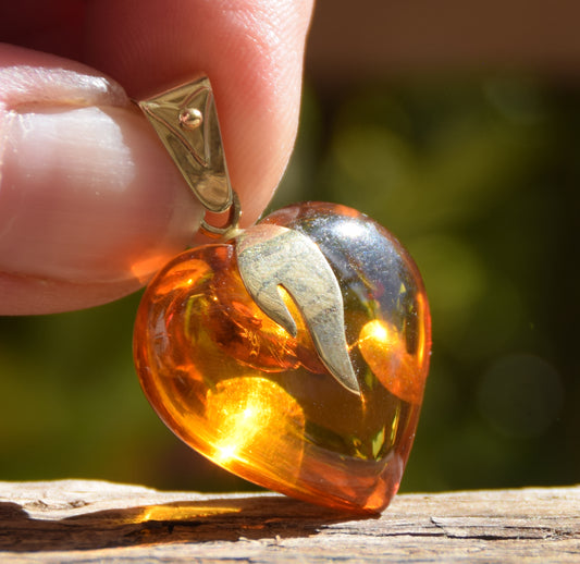 Large heart pendant with flame in cognac-colored natural Amber and 18k Gold-plated Silver, MJ Baltica, BZW075