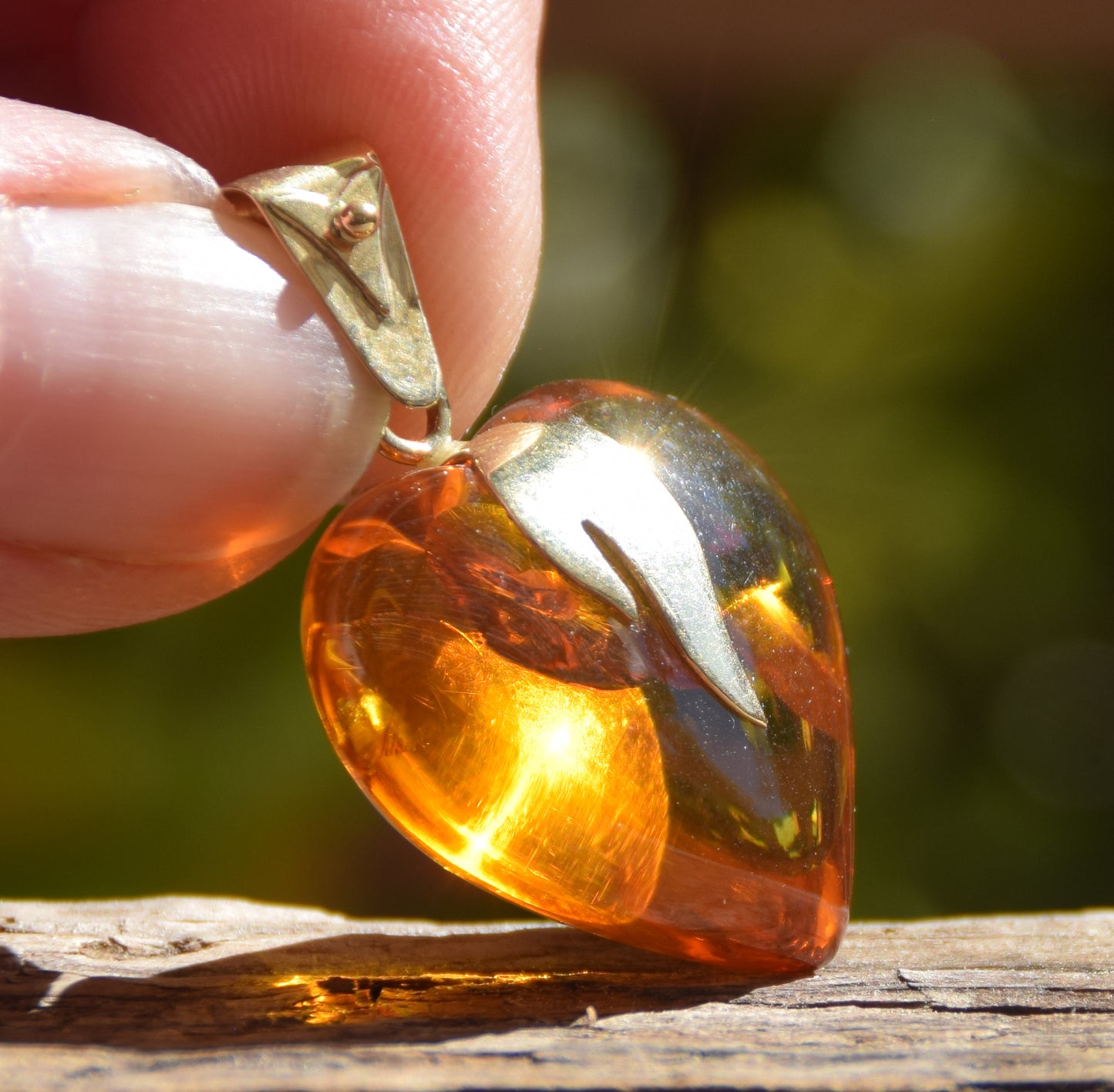 Large heart pendant with flame in cognac-colored natural Amber and 18k Gold-plated Silver, MJ Baltica, BZW075