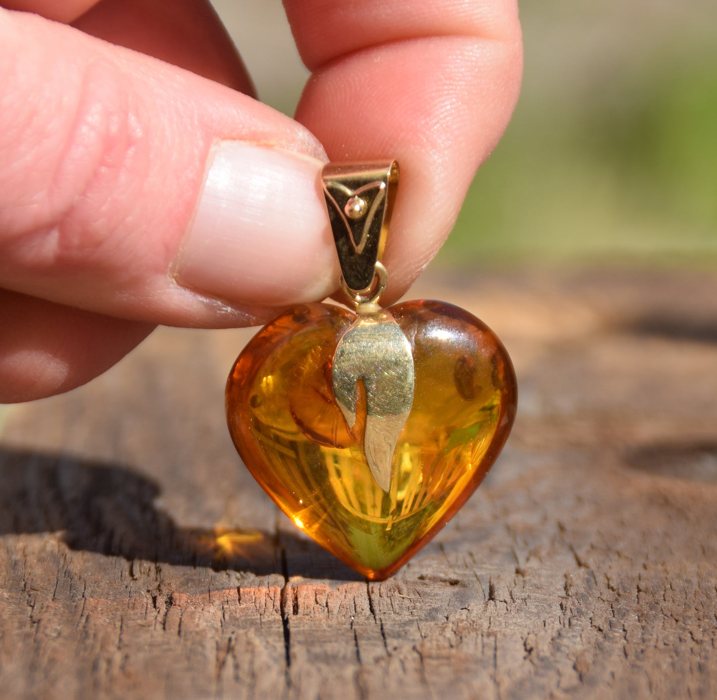 Large heart pendant with flame in cognac-colored natural Amber and 18k Gold-plated Silver, MJ Baltica, BZW075