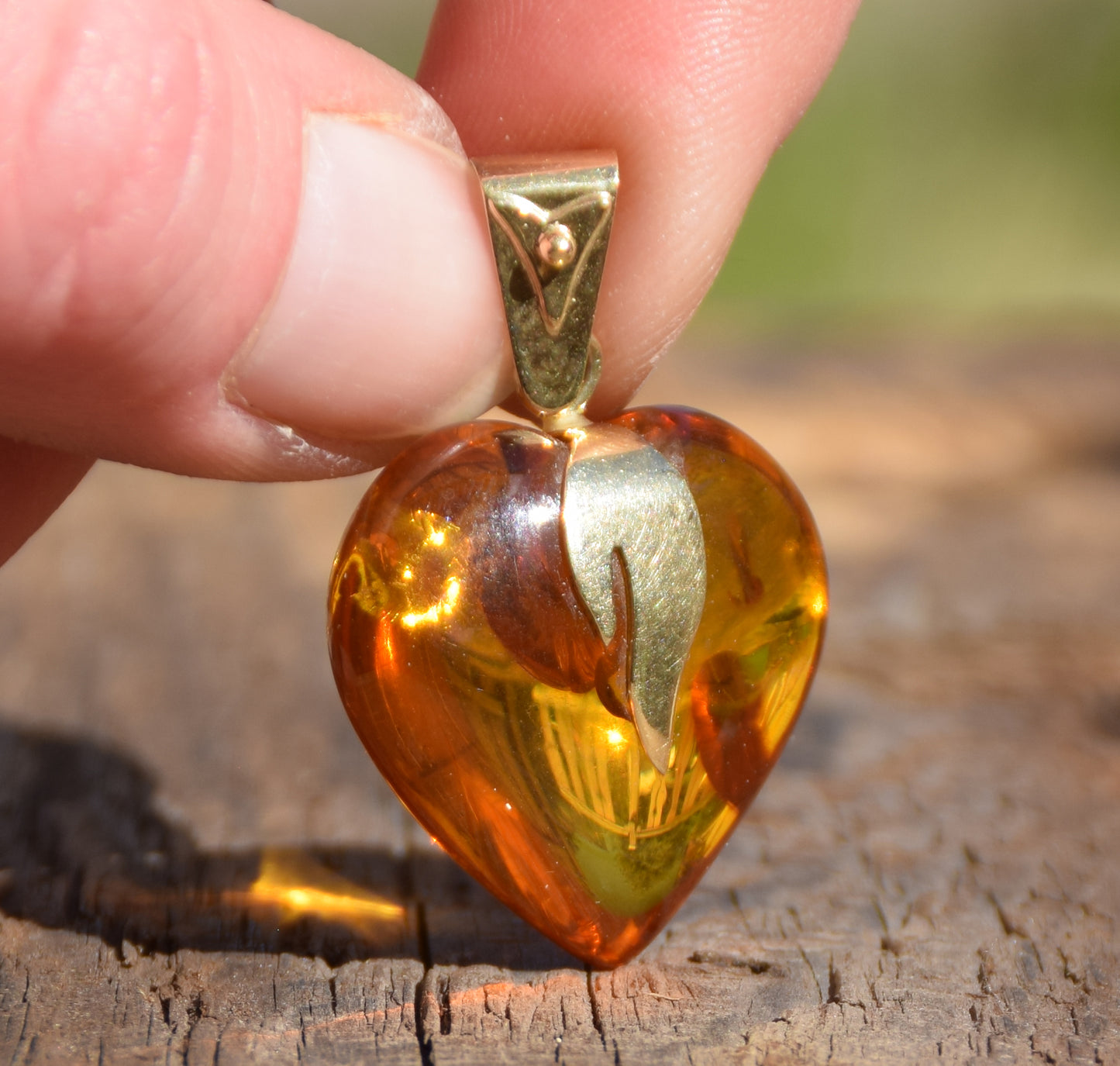 Large heart pendant with flame in cognac-colored natural Amber and 18k Gold-plated Silver, MJ Baltica, BZW075